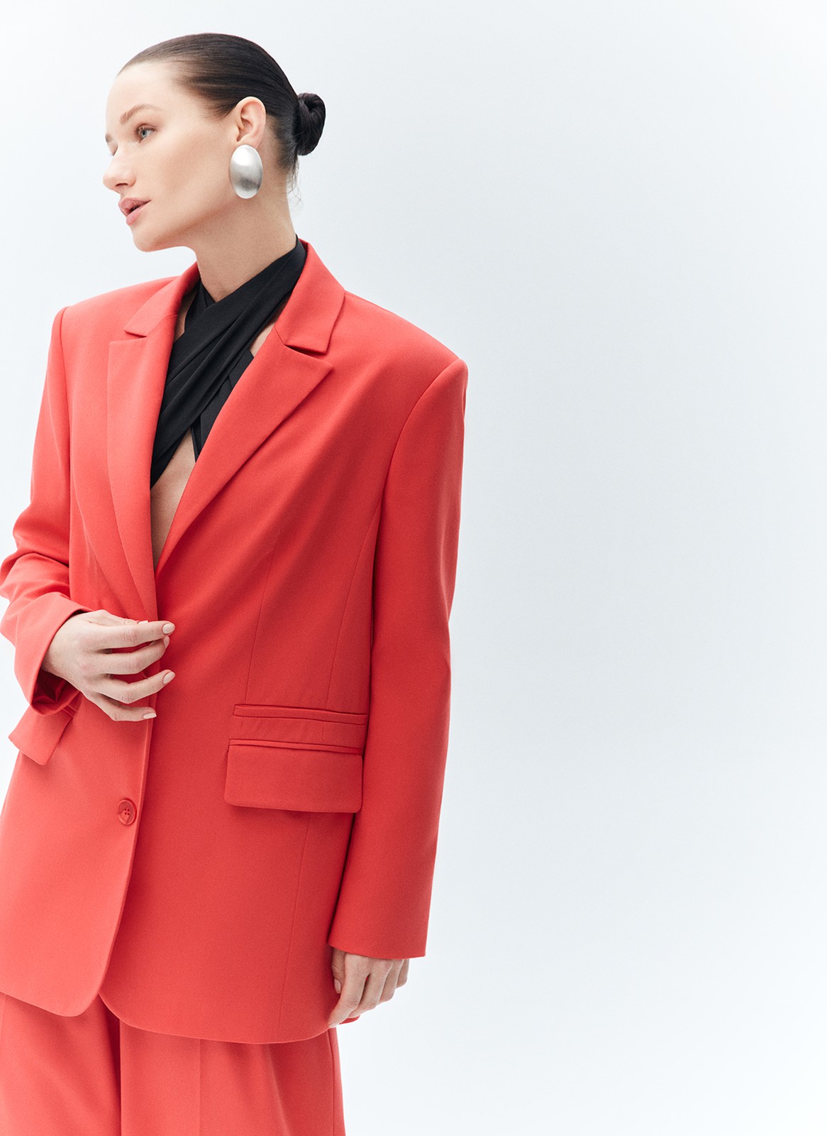 Жакет однобортный oversize, цвет: ягодный Allweneed
Однобортный жакет свободного кроя с классической линией плеча. Застёжка на две пуговицы и карманы с клапанами. Эту модель мы выполнили из мягкой и приятной к телу костюмной ткани, которая хорошо держит форму. Жакет можно носить комплектом с брюками или сделать его акцентом образа на каждый день. Наша любовь сложный кораллово-красный оттенок Luscious Red, Сочный красный из весенней палитры агентства прогнозирования тенденций WGSN + Coloro.