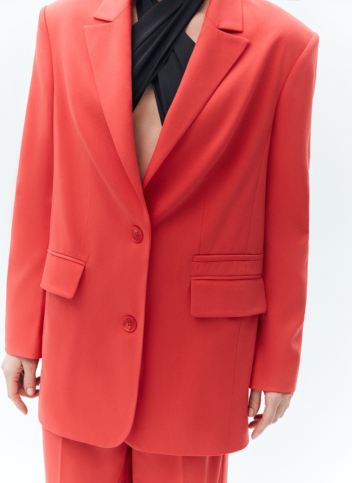 Жакет однобортный oversize, цвет: ягодный Allweneed
Однобортный жакет свободного кроя с классической линией плеча. Застёжка на две пуговицы и карманы с клапанами. Эту модель мы выполнили из мягкой и приятной к телу костюмной ткани, которая хорошо держит форму. Жакет можно носить комплектом с брюками или сделать его акцентом образа на каждый день. Наша любовь сложный кораллово-красный оттенок Luscious Red, Сочный красный из весенней палитры агентства прогнозирования тенденций WGSN + Coloro.