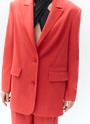 Жакет однобортный oversize, цвет: ягодный Allweneed
Однобортный жакет свободного кроя с классической линией плеча. Застёжка на две пуговицы и карманы с клапанами. Эту модель мы выполнили из мягкой и приятной к телу костюмной ткани, которая хорошо держит форму. Жакет можно носить комплектом с брюками или сделать его акцентом образа на каждый день. Наша любовь сложный кораллово-красный оттенок Luscious Red, Сочный красный из весенней палитры агентства прогнозирования тенденций WGSN + Coloro.
