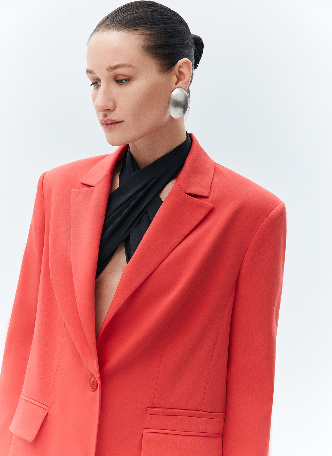 Жакет однобортный oversize, цвет: ягодный Allweneed
Однобортный жакет свободного кроя с классической линией плеча. Застёжка на две пуговицы и карманы с клапанами. Эту модель мы выполнили из мягкой и приятной к телу костюмной ткани, которая хорошо держит форму. Жакет можно носить комплектом с брюками или сделать его акцентом образа на каждый день. Наша любовь сложный кораллово-красный оттенок Luscious Red, Сочный красный из весенней палитры агентства прогнозирования тенденций WGSN + Coloro.