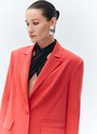 Жакет однобортный oversize, цвет: ягодный Allweneed
Однобортный жакет свободного кроя с классической линией плеча. Застёжка на две пуговицы и карманы с клапанами. Эту модель мы выполнили из мягкой и приятной к телу костюмной ткани, которая хорошо держит форму. Жакет можно носить комплектом с брюками или сделать его акцентом образа на каждый день. Наша любовь сложный кораллово-красный оттенок Luscious Red, Сочный красный из весенней палитры агентства прогнозирования тенденций WGSN + Coloro.