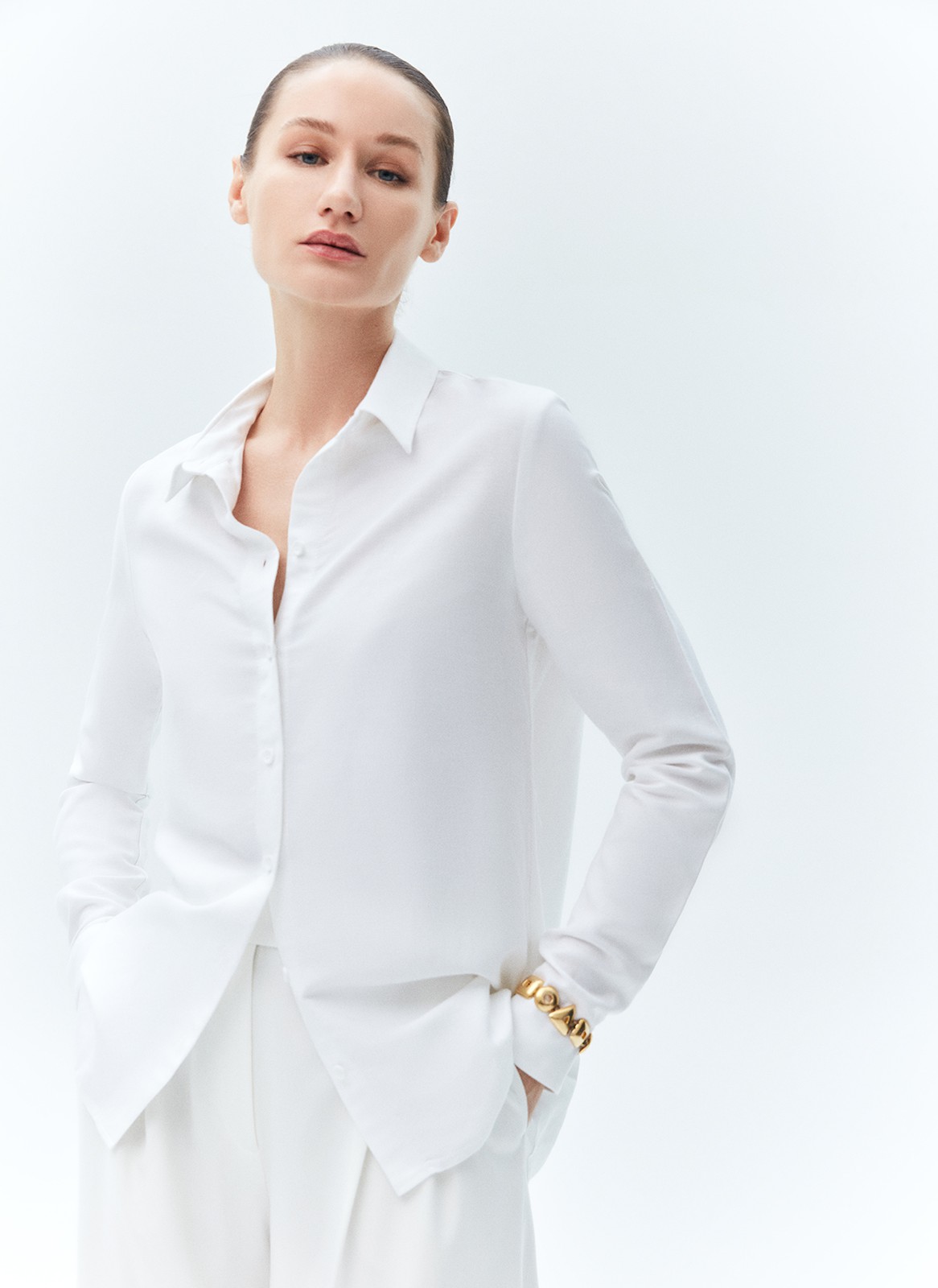 Рубашка льняная, цвет: белый Allweneed
Рубашка классического кроя изо льна. Льняная ткань с гладкой поверхностью и матовым блеском. Лён отлично охлаждает в жаркое время года. Мы создали модель с классическим воротником, стандартной линией плеча и застёжкой на пуговицах в тон.
Носите в офис, поверх топов или как кардиган.