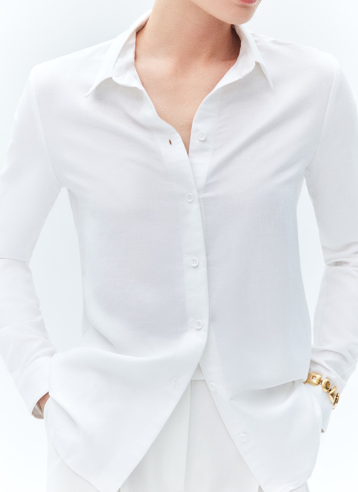 Рубашка льняная, цвет: белый Allweneed
Рубашка классического кроя изо льна. Льняная ткань с гладкой поверхностью и матовым блеском. Лён отлично охлаждает в жаркое время года. Мы создали модель с классическим воротником, стандартной линией плеча и застёжкой на пуговицах в тон.
Носите в офис, поверх топов или как кардиган.