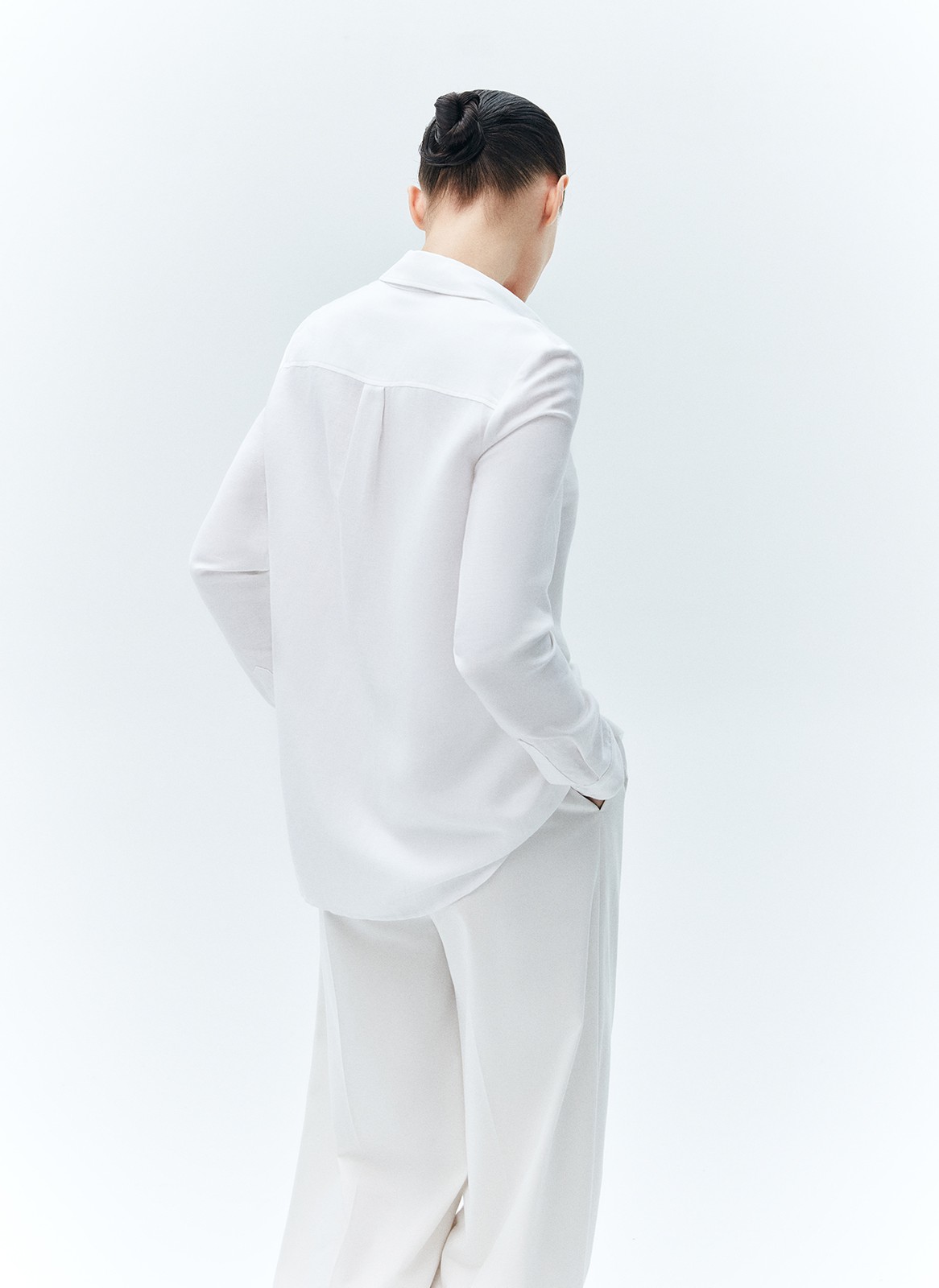 Рубашка льняная, цвет: белый Allweneed
Рубашка классического кроя изо льна. Льняная ткань с гладкой поверхностью и матовым блеском. Лён отлично охлаждает в жаркое время года. Мы создали модель с классическим воротником, стандартной линией плеча и застёжкой на пуговицах в тон.
Носите в офис, поверх топов или как кардиган.