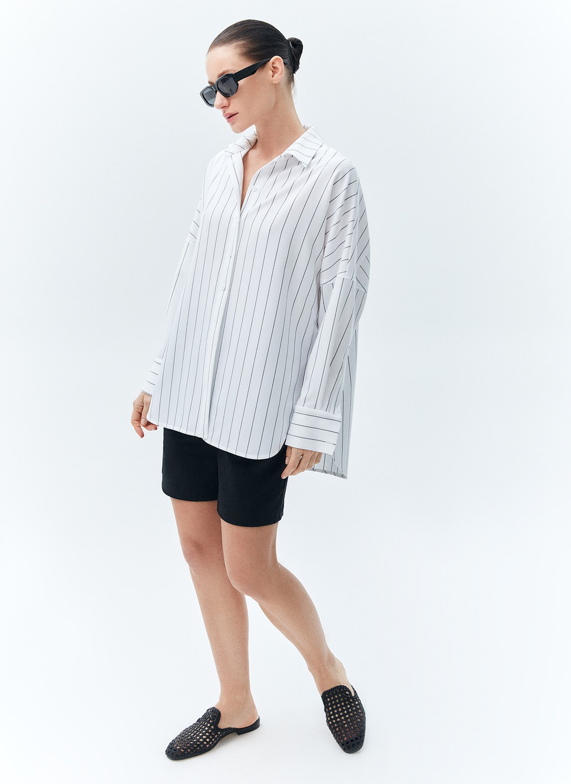 


Рубашка широкого кроя. Застёжка на пуговицы, свободный рукав и спущенное плечо. Мы выполнили модель из приятной к телу ткани, благодаря ей вам будет комфортно в любую погоду этой весной. Округлый низ с разрезами, которые эффектно смотрятся и добавляют возможностей для стилизации образа. Рубашку можно носить самостоятельно или как альтернативу кардигану с платьями, футболками и топами.