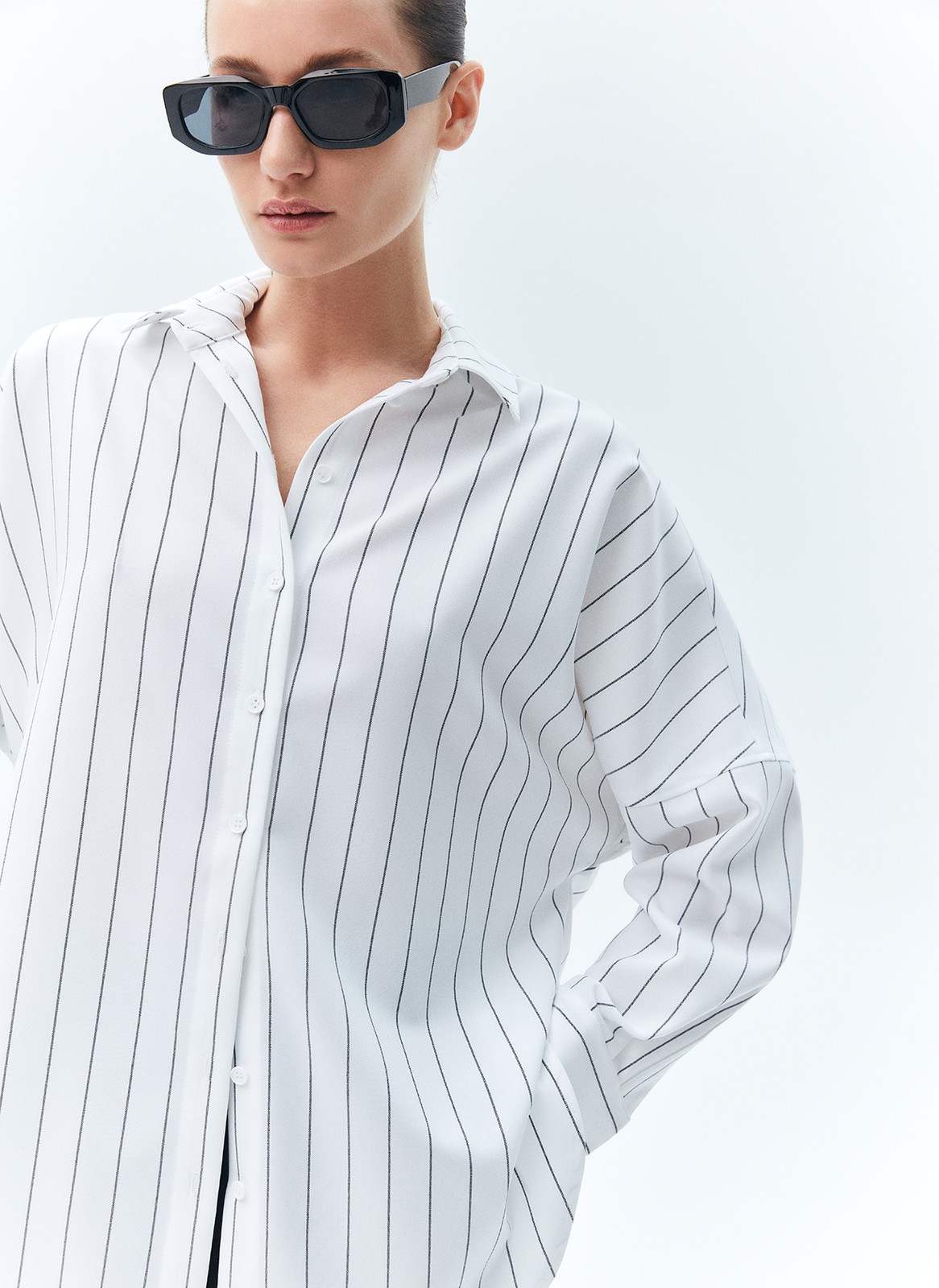 


Рубашка широкого кроя. Застёжка на пуговицы, свободный рукав и спущенное плечо. Мы выполнили модель из приятной к телу ткани, благодаря ей вам будет комфортно в любую погоду этой весной. Округлый низ с разрезами, которые эффектно смотрятся и добавляют возможностей для стилизации образа. Рубашку можно носить самостоятельно или как альтернативу кардигану с платьями, футболками и топами.