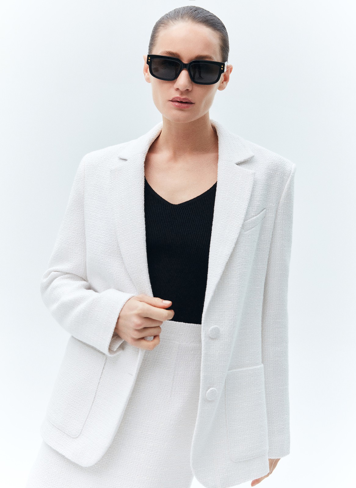 Жакет фактурный, цвет: молочный Allweneed
Фактурный однобортный жакет. Классическая линия плеча, шлица, лацканы, накладные карманы, застёжка на матовые пуговицы в тон и структура ткани подчёркивают статусность модели, а современный в меру свободный крой даёт ей огромный потенциал.
Носите с мини-юбкой из этой же ткани, чтобы создать острый актуальный образ, или с прямыми базовыми джинсами в офис.