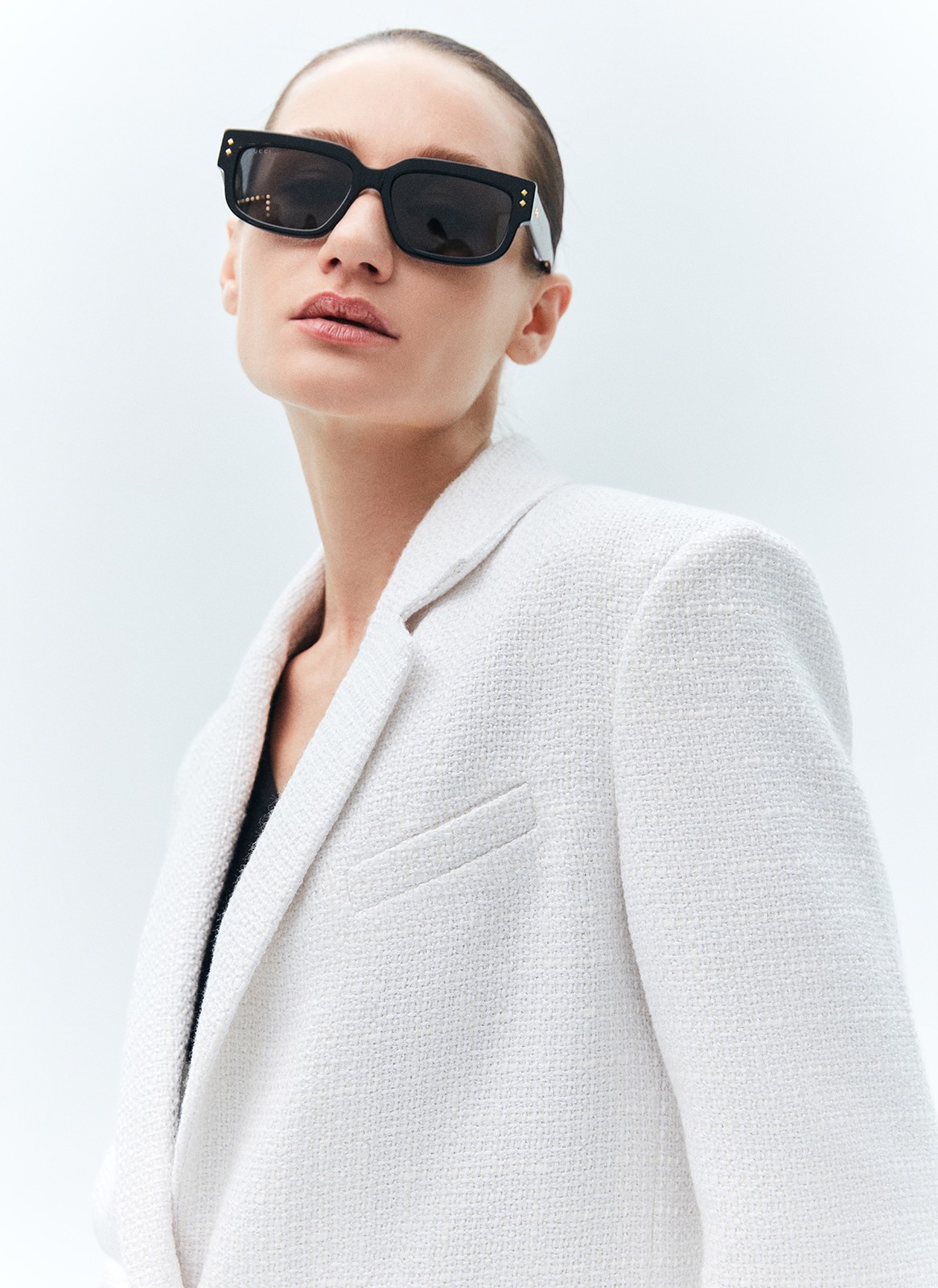 Жакет фактурный, цвет: молочный Allweneed
Фактурный однобортный жакет. Классическая линия плеча, шлица, лацканы, накладные карманы, застёжка на матовые пуговицы в тон и структура ткани подчёркивают статусность модели, а современный в меру свободный крой даёт ей огромный потенциал.
Носите с мини-юбкой из этой же ткани, чтобы создать острый актуальный образ, или с прямыми базовыми джинсами в офис.