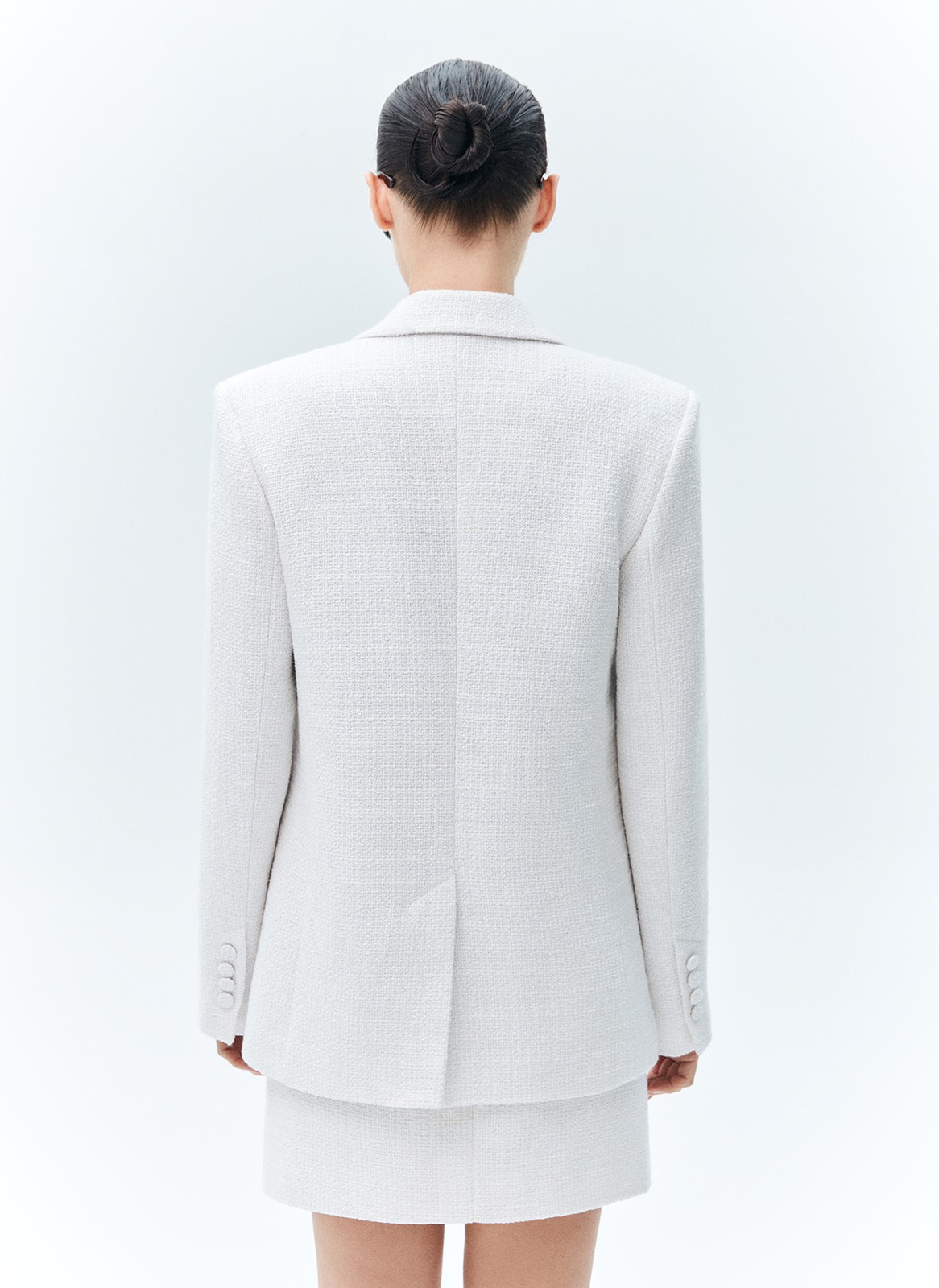 Жакет фактурный, цвет: молочный Allweneed
Фактурный однобортный жакет. Классическая линия плеча, шлица, лацканы, накладные карманы, застёжка на матовые пуговицы в тон и структура ткани подчёркивают статусность модели, а современный в меру свободный крой даёт ей огромный потенциал.
Носите с мини-юбкой из этой же ткани, чтобы создать острый актуальный образ, или с прямыми базовыми джинсами в офис.