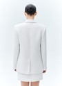 Жакет фактурный, цвет: молочный Allweneed
Фактурный однобортный жакет. Классическая линия плеча, шлица, лацканы, накладные карманы, застёжка на матовые пуговицы в тон и структура ткани подчёркивают статусность модели, а современный в меру свободный крой даёт ей огромный потенциал.
Носите с мини-юбкой из этой же ткани, чтобы создать острый актуальный образ, или с прямыми базовыми джинсами в офис.