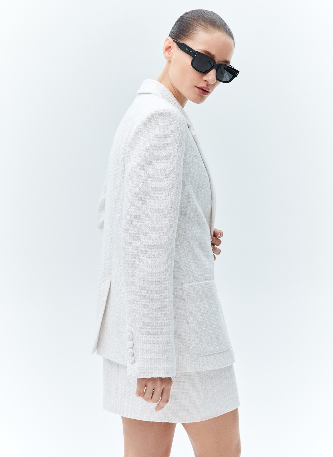 Жакет фактурный, цвет: молочный Allweneed
Фактурный однобортный жакет. Классическая линия плеча, шлица, лацканы, накладные карманы, застёжка на матовые пуговицы в тон и структура ткани подчёркивают статусность модели, а современный в меру свободный крой даёт ей огромный потенциал.
Носите с мини-юбкой из этой же ткани, чтобы создать острый актуальный образ, или с прямыми базовыми джинсами в офис.