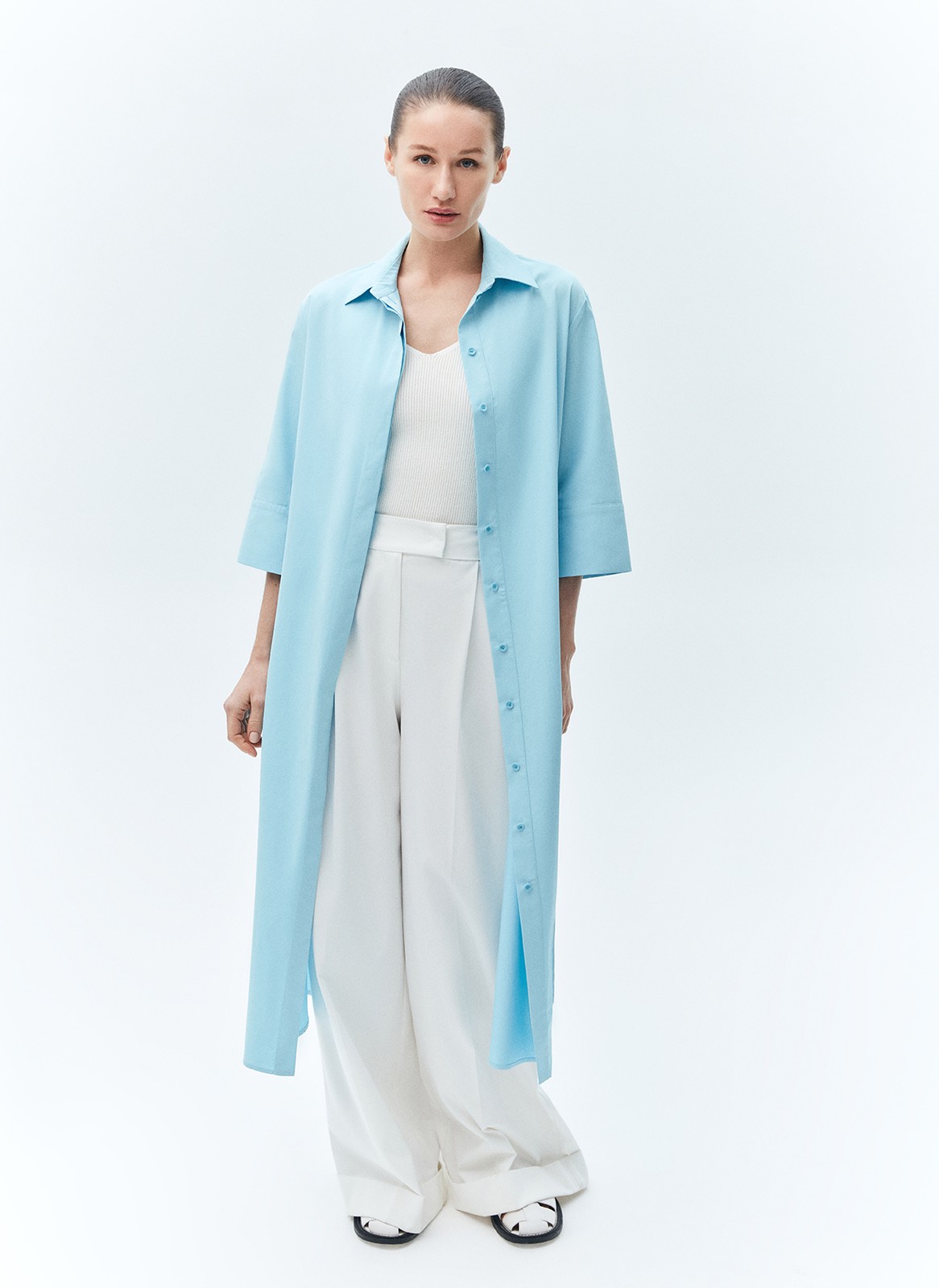 Платье рубашка из хлопка, цвет: голубой Allweneed
Платье-рубашка длины миди из хлопка. Скрытая застёжка с пуговицами, отложной воротник и широкие рукава с широкими манжетами для свободы движения. Базовая модель для весны и лета, ведь благодаря натуральному составу в ней не будет жарко. Мы также добавили съёмный пояс в тон, чтобы вы могли создавать женственные образы и подчёркивать талию.
В платье можно буквально жить: днём носить в офис, а вечером на встречи с подругой и свидания.