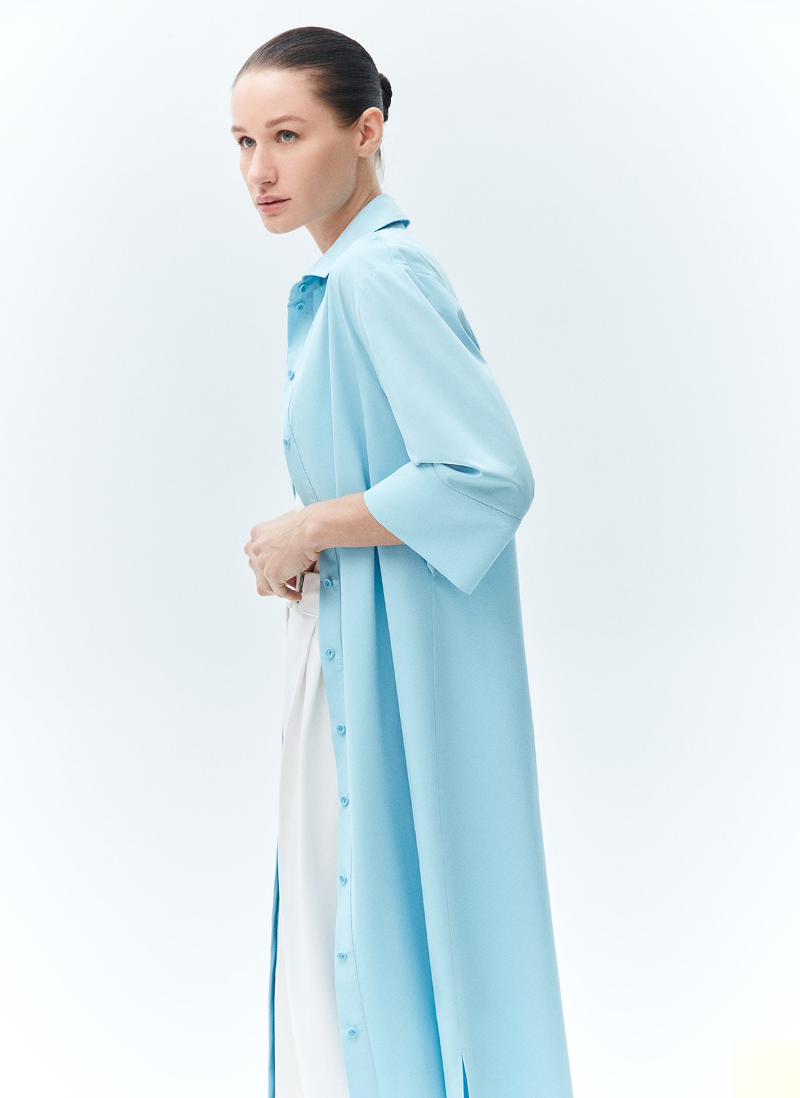 Платье рубашка из хлопка, цвет: голубой Allweneed
Платье-рубашка длины миди из хлопка. Скрытая застёжка с пуговицами, отложной воротник и широкие рукава с широкими манжетами для свободы движения. Базовая модель для весны и лета, ведь благодаря натуральному составу в ней не будет жарко. Мы также добавили съёмный пояс в тон, чтобы вы могли создавать женственные образы и подчёркивать талию.
В платье можно буквально жить: днём носить в офис, а вечером на встречи с подругой и свидания.