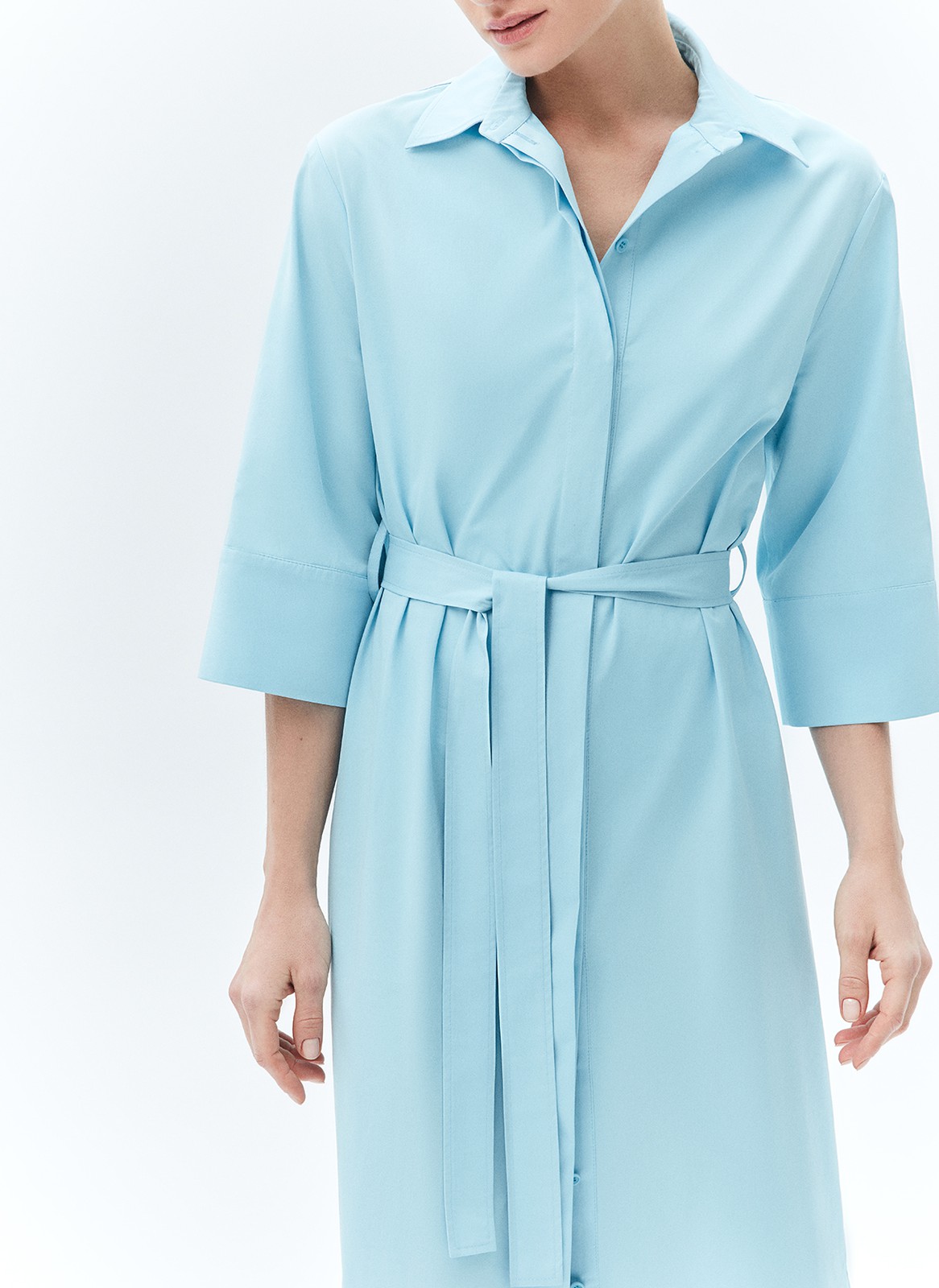 Платье рубашка из хлопка, цвет: голубой Allweneed
Платье-рубашка длины миди из хлопка. Скрытая застёжка с пуговицами, отложной воротник и широкие рукава с широкими манжетами для свободы движения. Базовая модель для весны и лета, ведь благодаря натуральному составу в ней не будет жарко. Мы также добавили съёмный пояс в тон, чтобы вы могли создавать женственные образы и подчёркивать талию.
В платье можно буквально жить: днём носить в офис, а вечером на встречи с подругой и свидания.