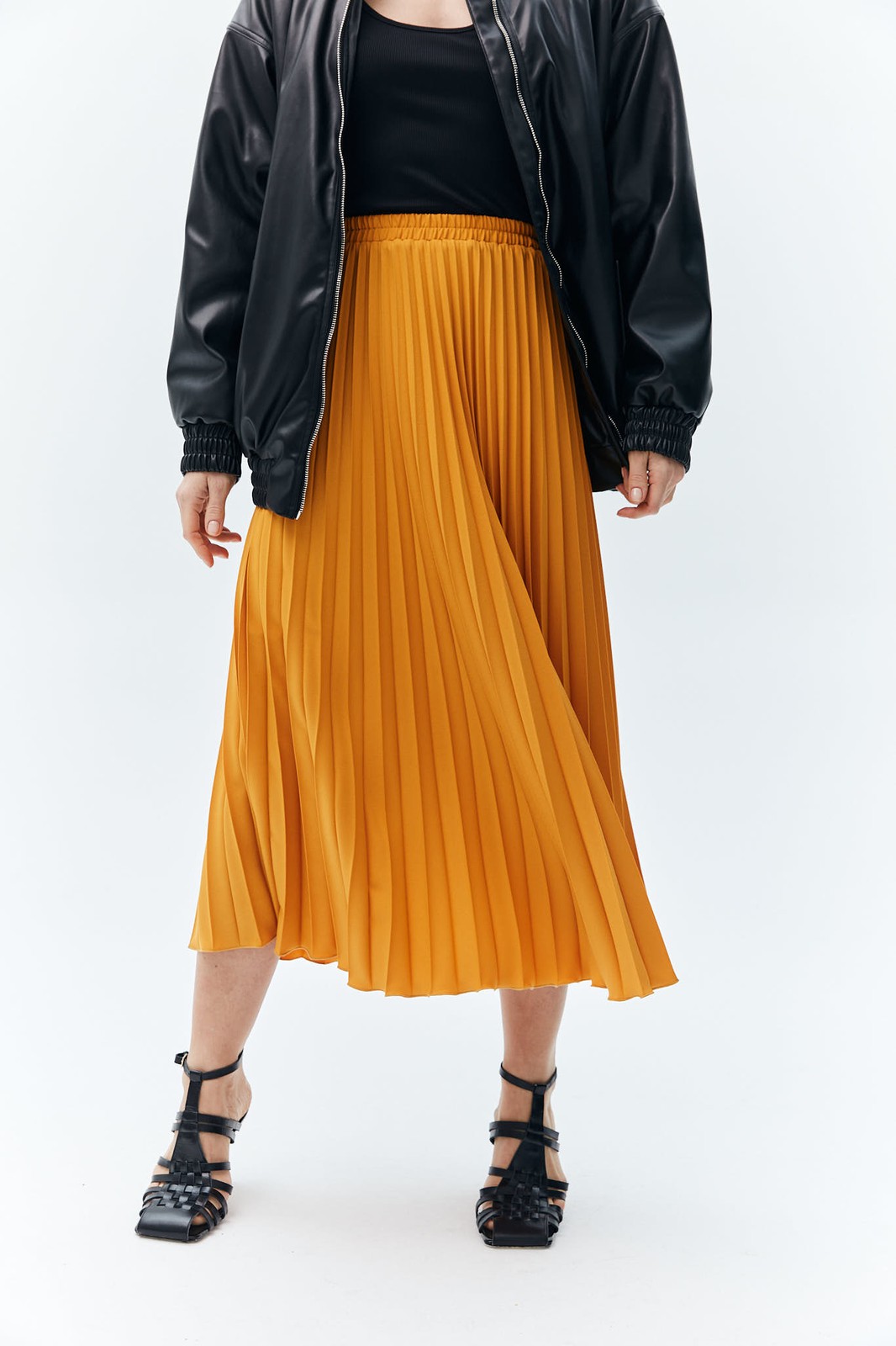 Юбка гофре на резинке, цвет: ОРАНЖЕВЫЙ Allweneed
Юбка-гофре с посадкой на талии одна из моделей коллекции, которая уже стала классикой весеннего гардероба. Удобный эластичный пояс, чтобы обеспечить вам комфортную посадку. Ткань не слишком лёгкая, но и не слишком плотная, поэтому она будет красиво струиться при движении. Модель легко интегрировать как в строгий офисный дресс-код, так и в образы на каждый день.