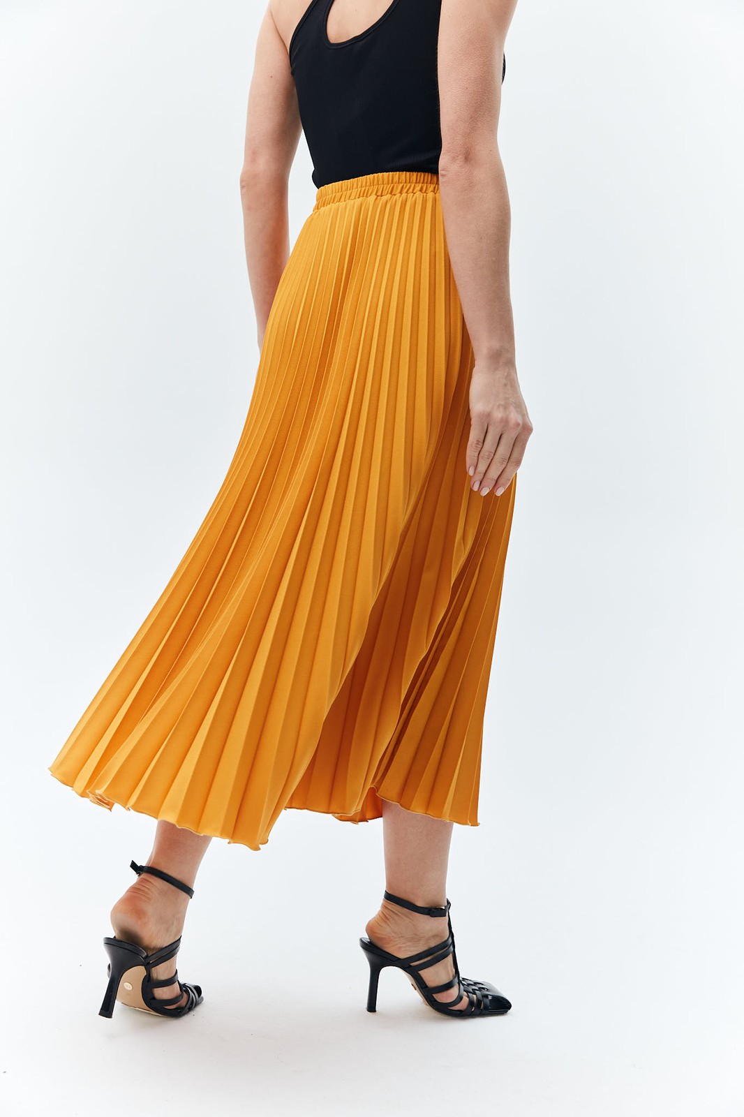 Юбка гофре на резинке, цвет: ОРАНЖЕВЫЙ Allweneed
Юбка-гофре с посадкой на талии одна из моделей коллекции, которая уже стала классикой весеннего гардероба. Удобный эластичный пояс, чтобы обеспечить вам комфортную посадку. Ткань не слишком лёгкая, но и не слишком плотная, поэтому она будет красиво струиться при движении. Модель легко интегрировать как в строгий офисный дресс-код, так и в образы на каждый день.