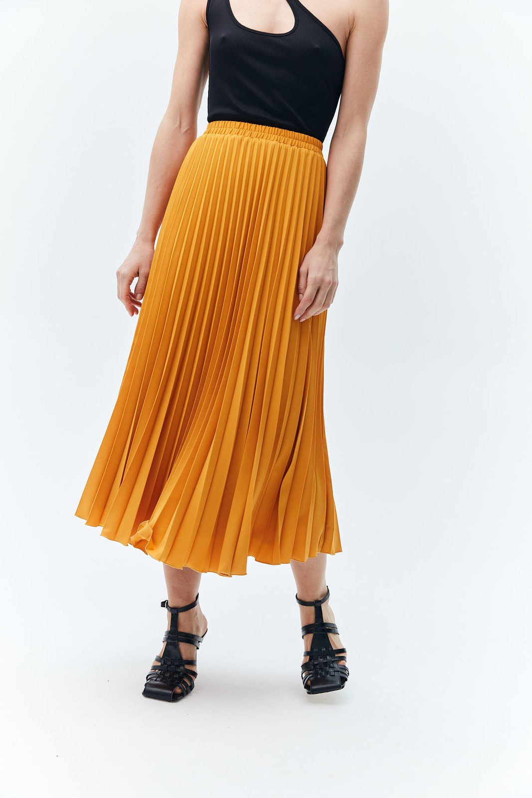 Юбка гофре на резинке, цвет: ОРАНЖЕВЫЙ Allweneed
Юбка-гофре с посадкой на талии одна из моделей коллекции, которая уже стала классикой весеннего гардероба. Удобный эластичный пояс, чтобы обеспечить вам комфортную посадку. Ткань не слишком лёгкая, но и не слишком плотная, поэтому она будет красиво струиться при движении. Модель легко интегрировать как в строгий офисный дресс-код, так и в образы на каждый день.