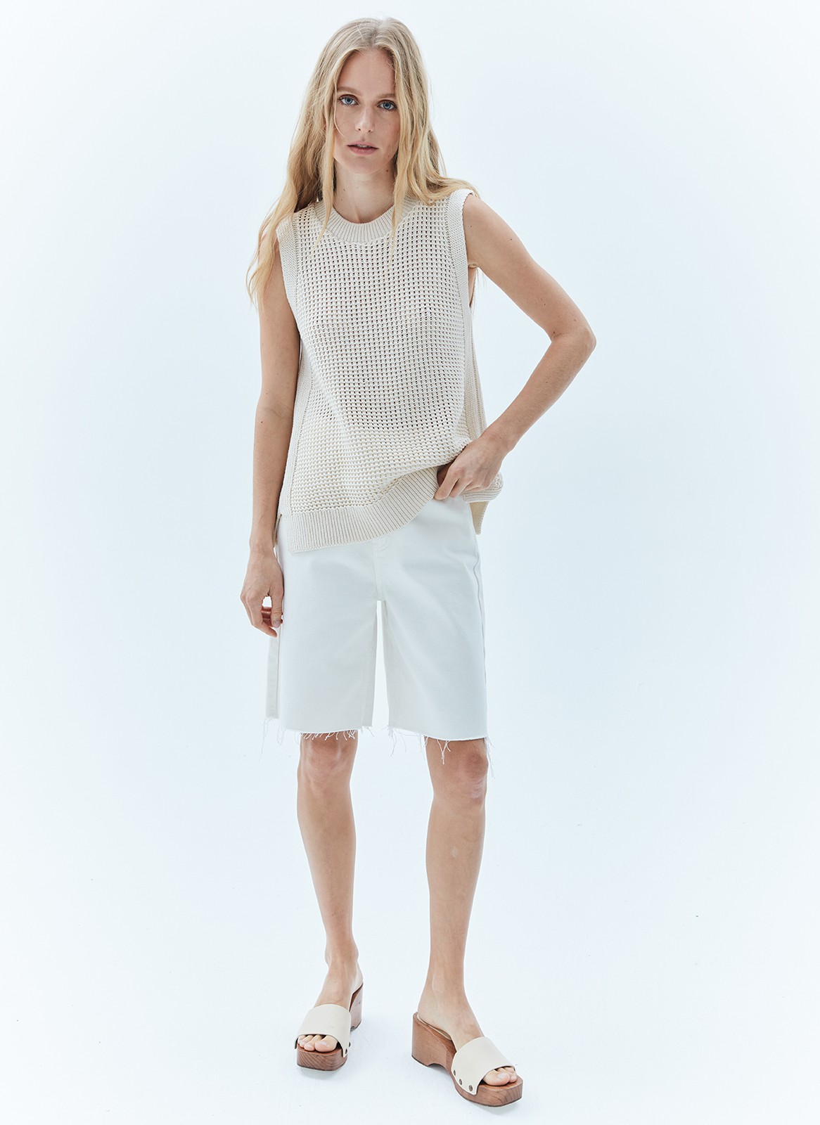 


Топ 3d-вязки, который так полюбился вам. Круглый вырез и прямой крой делают модель универсальной для любых образов. Крупная объёмная вязка создаёт эффект воздушности и лёгкости. Внизу округлые разрезы для лучшей посадки. Идеальный вариант для прогулок по берегу моря во время отпуска или для создания многослойных сочетаний для города.