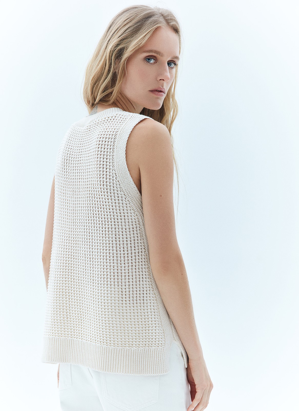 


Топ 3d-вязки, который так полюбился вам. Круглый вырез и прямой крой делают модель универсальной для любых образов. Крупная объёмная вязка создаёт эффект воздушности и лёгкости. Внизу округлые разрезы для лучшей посадки. Идеальный вариант для прогулок по берегу моря во время отпуска или для создания многослойных сочетаний для города.