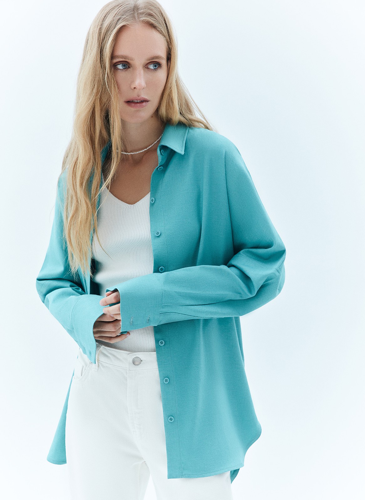Рубашка широкого кроя. Застёжка на пуговицы, свободный рукав и спущенное плечо. Мы выполнили модель из приятной к телу ткани, благодаря ей вам будет комфортно в любую погоду этой весной. Округлый низ с разрезами, которые эффектно смотрятся и добавляют возможностей для стилизации образа. Рубашку можно носить самостоятельно или как альтернативу кардигану с платьями, футболками и топами.