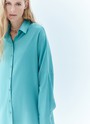 Рубашка широкого кроя. Застёжка на пуговицы, свободный рукав и спущенное плечо. Мы выполнили модель из приятной к телу ткани, благодаря ей вам будет комфортно в любую погоду этой весной. Округлый низ с разрезами, которые эффектно смотрятся и добавляют возможностей для стилизации образа. Рубашку можно носить самостоятельно или как альтернативу кардигану с платьями, футболками и топами.
