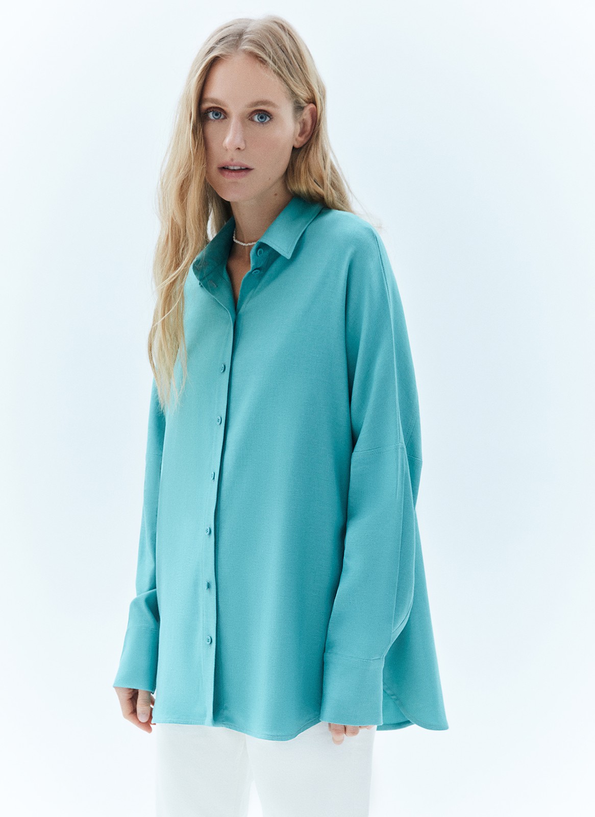 Рубашка широкого кроя. Застёжка на пуговицы, свободный рукав и спущенное плечо. Мы выполнили модель из приятной к телу ткани, благодаря ей вам будет комфортно в любую погоду этой весной. Округлый низ с разрезами, которые эффектно смотрятся и добавляют возможностей для стилизации образа. Рубашку можно носить самостоятельно или как альтернативу кардигану с платьями, футболками и топами.