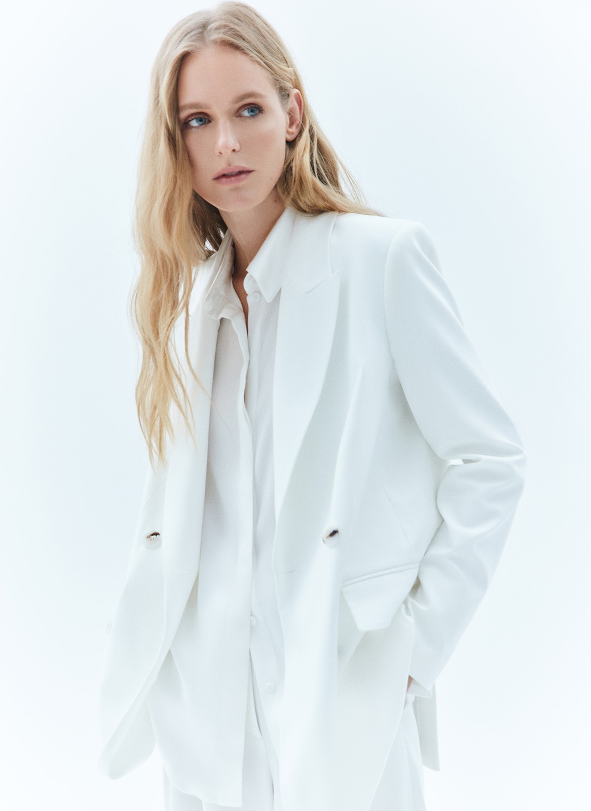 Жакет двубортный oversize, цвет: молочный Allweneed
Адаптируем наш культовый двубортный, слегка удлинённый жакет к новому сезону. Этот его вариант выполнен из мягкой, достаточно тонкой, но формоустойчивой костюмной ткани, идеально подходящей для весны. Мы сохранили классическую линию плеча и воротник с лацканами, крупные пуговицы и карманы с клапаном. Модель, как и все наши жакеты, имеет шлицу на спинке для комфорта. Носите в офис с брюками, а на неформальные встречи с лёгкими платьями, гофрированными юбками и трендовыми джинсами.
Представлен в оттенках нашей апрельской палитры молочном и глубоком синем, отсылающих к темам парусного спорта и морского отдыха.