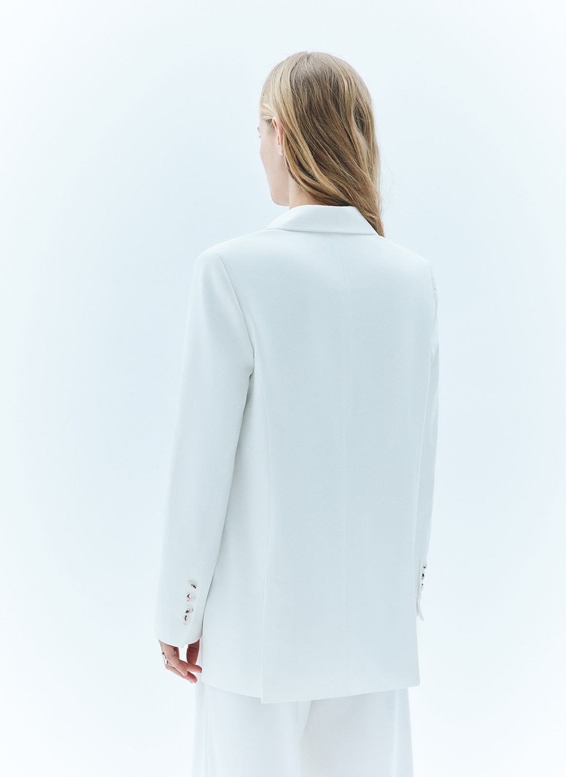 Жакет двубортный oversize, цвет: молочный Allweneed
Адаптируем наш культовый двубортный, слегка удлинённый жакет к новому сезону. Этот его вариант выполнен из мягкой, достаточно тонкой, но формоустойчивой костюмной ткани, идеально подходящей для весны. Мы сохранили классическую линию плеча и воротник с лацканами, крупные пуговицы и карманы с клапаном. Модель, как и все наши жакеты, имеет шлицу на спинке для комфорта. Носите в офис с брюками, а на неформальные встречи с лёгкими платьями, гофрированными юбками и трендовыми джинсами.
Представлен в оттенках нашей апрельской палитры молочном и глубоком синем, отсылающих к темам парусного спорта и морского отдыха.