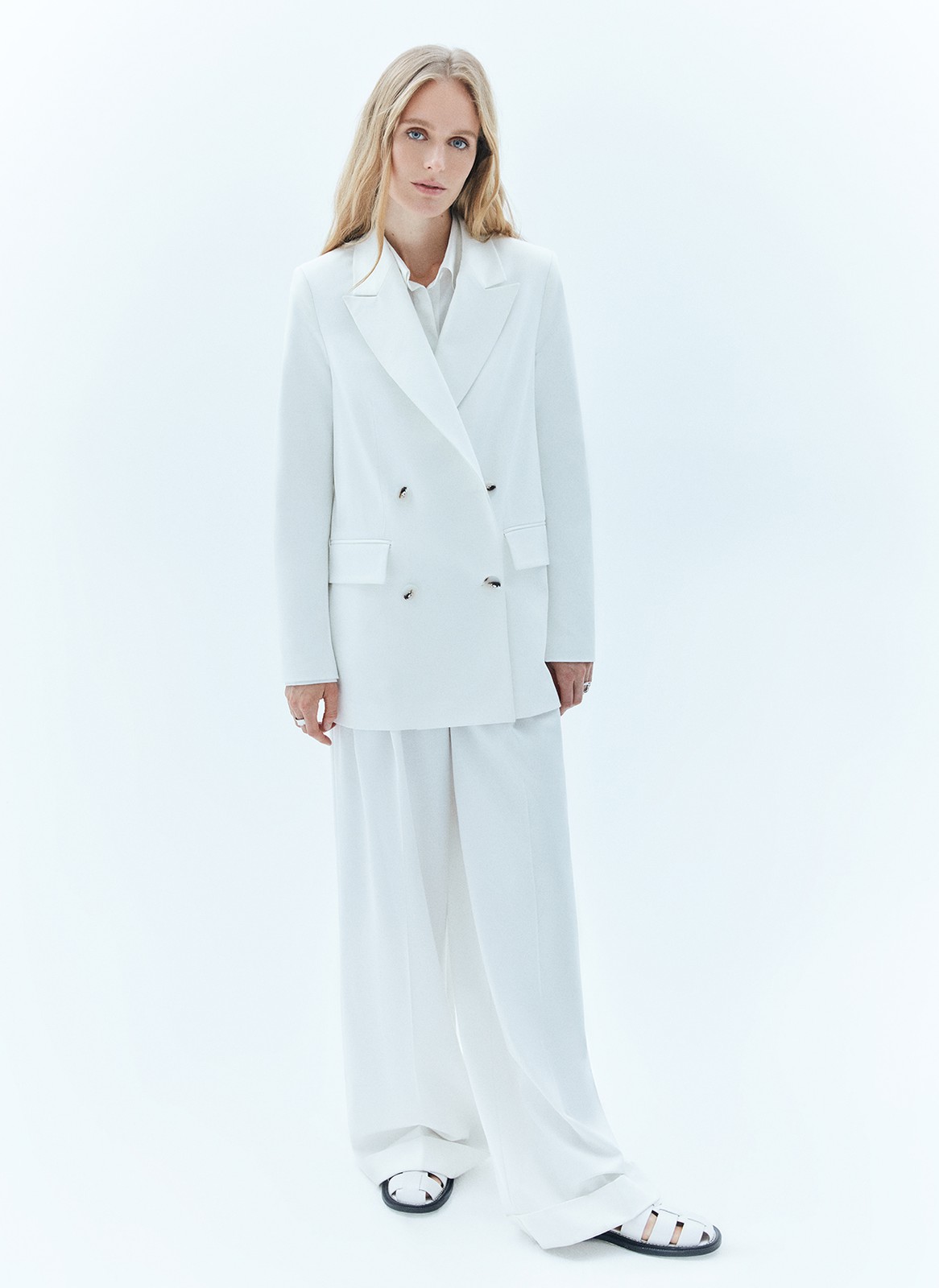 Жакет двубортный oversize, цвет: молочный Allweneed
Адаптируем наш культовый двубортный, слегка удлинённый жакет к новому сезону. Этот его вариант выполнен из мягкой, достаточно тонкой, но формоустойчивой костюмной ткани, идеально подходящей для весны. Мы сохранили классическую линию плеча и воротник с лацканами, крупные пуговицы и карманы с клапаном. Модель, как и все наши жакеты, имеет шлицу на спинке для комфорта. Носите в офис с брюками, а на неформальные встречи с лёгкими платьями, гофрированными юбками и трендовыми джинсами.
Представлен в оттенках нашей апрельской палитры молочном и глубоком синем, отсылающих к темам парусного спорта и морского отдыха.