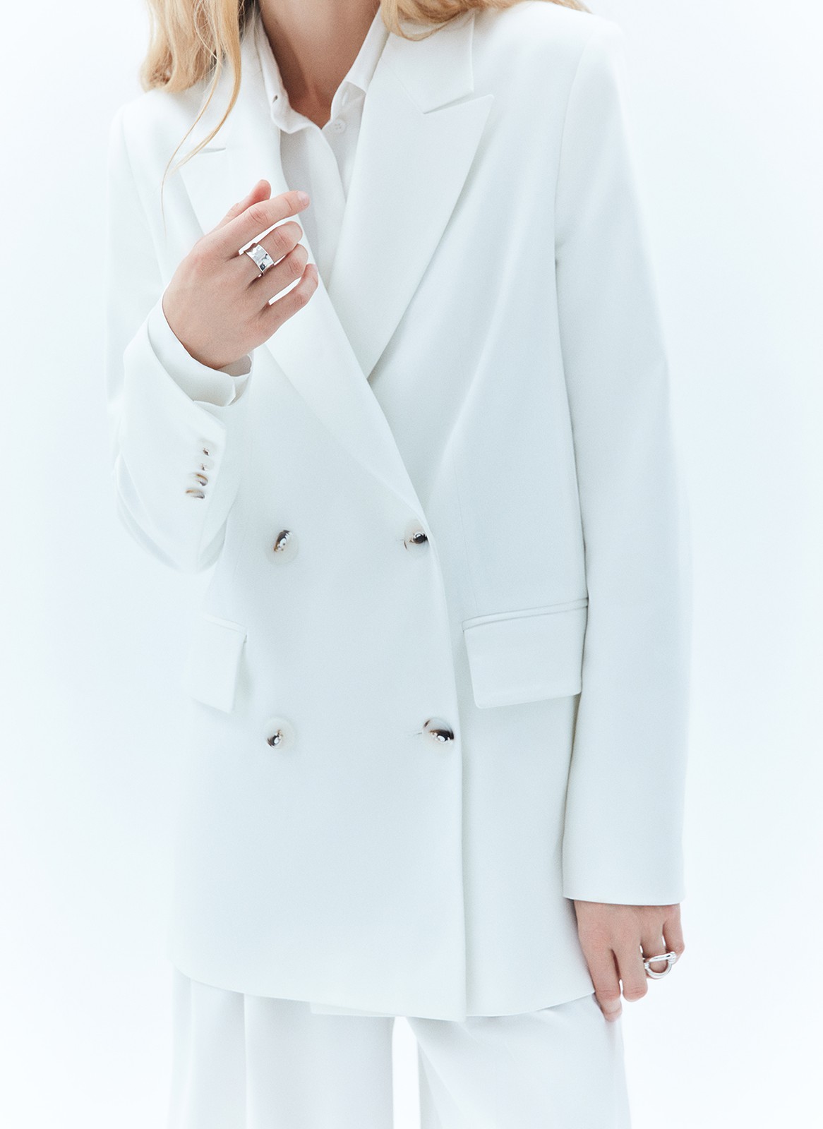Жакет двубортный oversize, цвет: молочный Allweneed
Адаптируем наш культовый двубортный, слегка удлинённый жакет к новому сезону. Этот его вариант выполнен из мягкой, достаточно тонкой, но формоустойчивой костюмной ткани, идеально подходящей для весны. Мы сохранили классическую линию плеча и воротник с лацканами, крупные пуговицы и карманы с клапаном. Модель, как и все наши жакеты, имеет шлицу на спинке для комфорта. Носите в офис с брюками, а на неформальные встречи с лёгкими платьями, гофрированными юбками и трендовыми джинсами.
Представлен в оттенках нашей апрельской палитры молочном и глубоком синем, отсылающих к темам парусного спорта и морского отдыха.