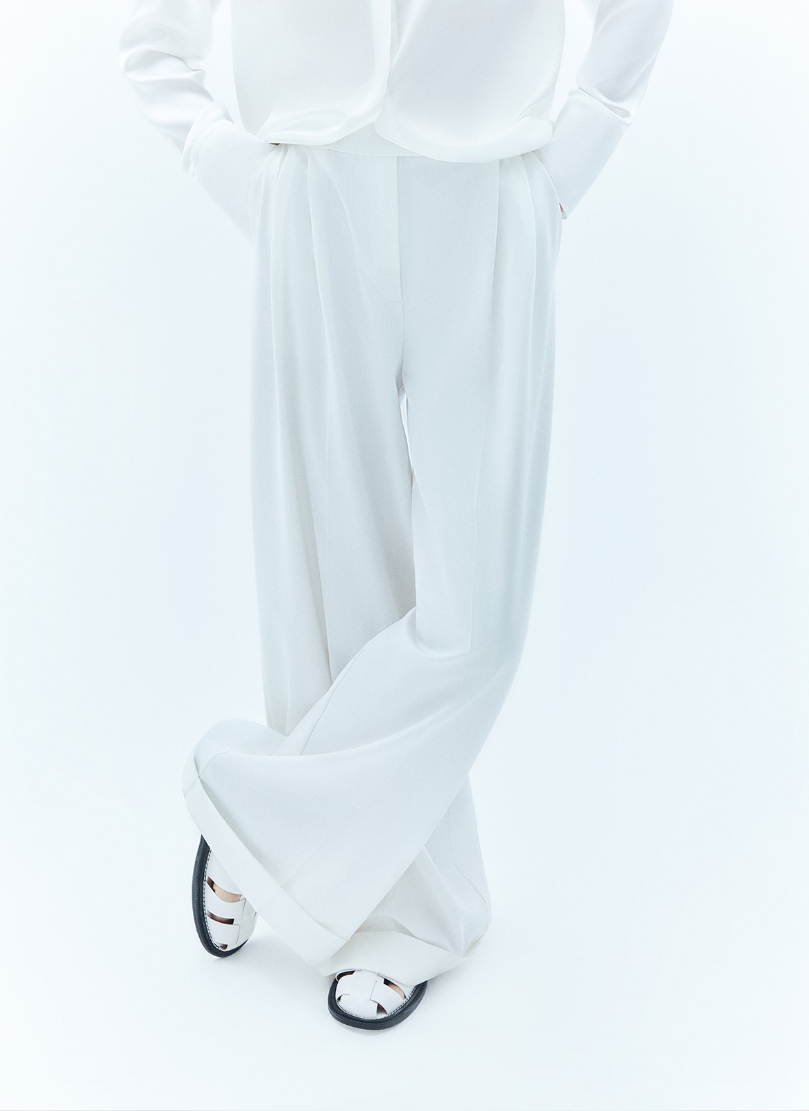 Широкие брюки полной длины с манжетами. Выполнены из мягкой, достаточно тонкой, но формоустойчивой костюмной ткани, благодаря которой будет комфортно весной. Удобная скрытая застёжка на крючки и посадка на уровне талии. Модель удлиняет силуэт. Советуем носить комплектом с жакетом из новой коллекции.
