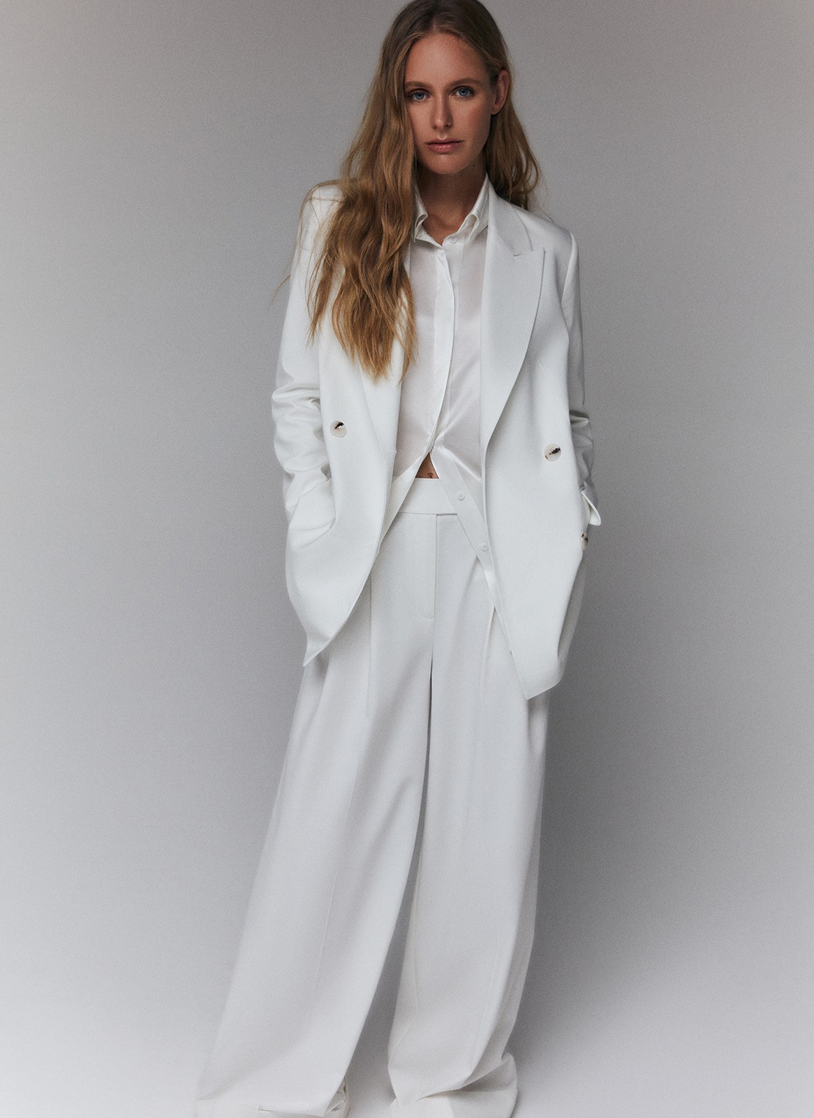 Широкие брюки полной длины с манжетами. Выполнены из мягкой, достаточно тонкой, но формоустойчивой костюмной ткани, благодаря которой будет комфортно весной. Удобная скрытая застёжка на крючки и посадка на уровне талии. Модель удлиняет силуэт. Советуем носить комплектом с жакетом из новой коллекции.
