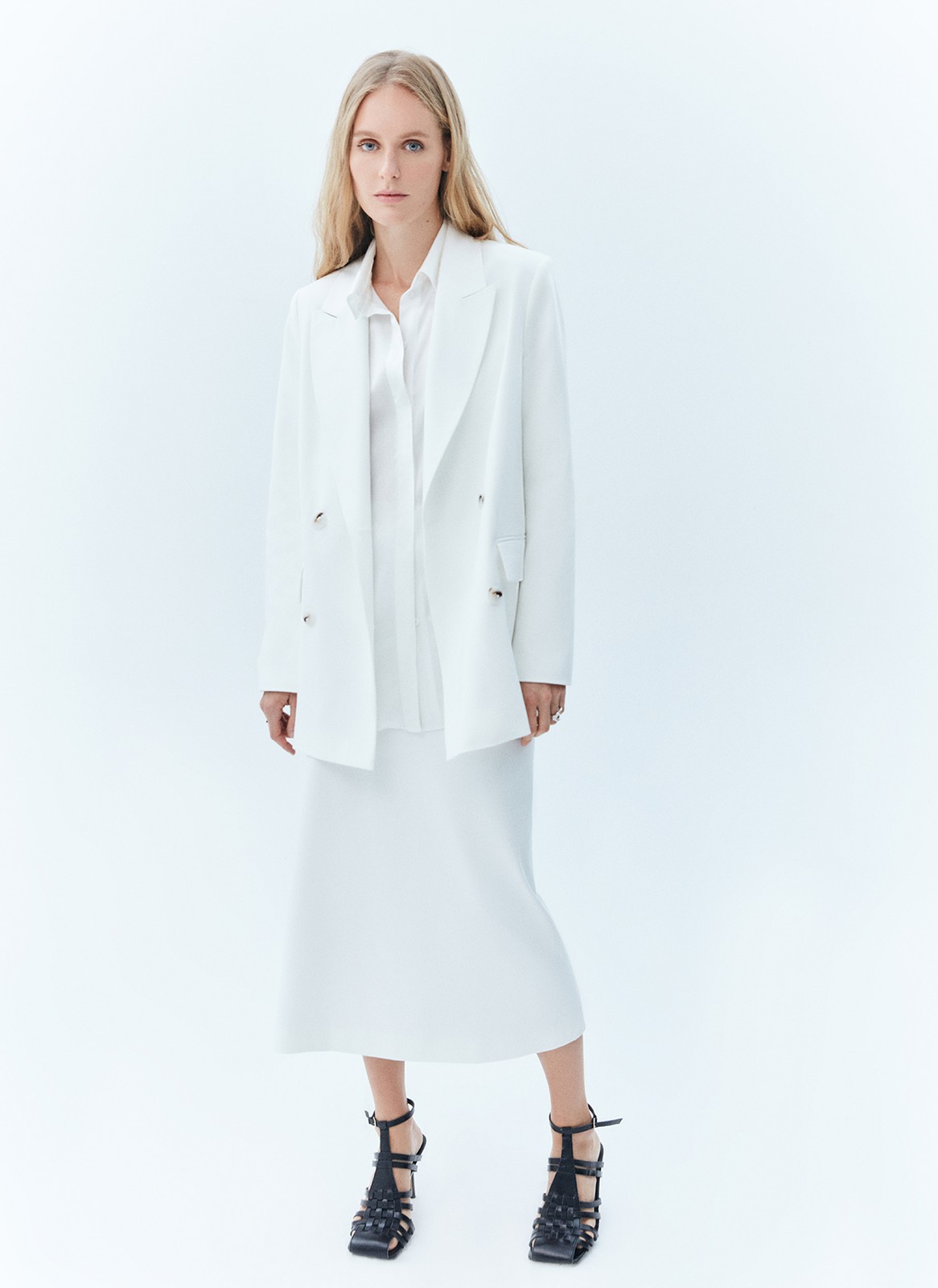 Юбка миди, цвет: молочный Allweneed
Юбка длины миди с посадкой на талии. Модель выполнена из тонкой струящейся ткани, которая в движении напоминает развевающийся на ветру парус. Материал имеет деликатный сатиновый блеск, который добавляет образу элегантности. Скрытая молния не бросается в глаза. Рекомендуем сочетать с жакетами из коллекции и носить с лёгкими топами, воздушными блузами и лонгсливами.