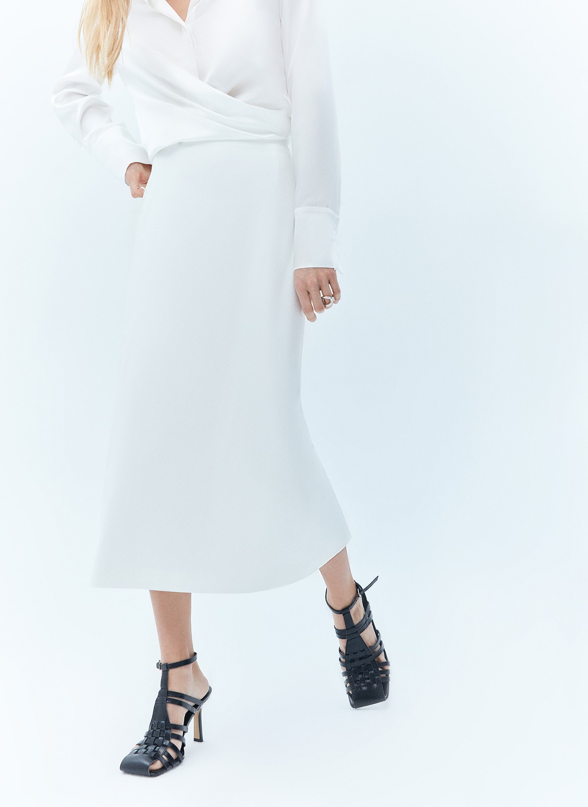 Юбка миди, цвет: молочный Allweneed
Юбка длины миди с посадкой на талии. Модель выполнена из тонкой струящейся ткани, которая в движении напоминает развевающийся на ветру парус. Материал имеет деликатный сатиновый блеск, который добавляет образу элегантности. Скрытая молния не бросается в глаза. Рекомендуем сочетать с жакетами из коллекции и носить с лёгкими топами, воздушными блузами и лонгсливами.