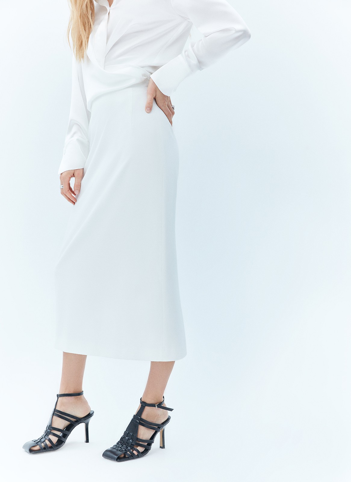 Юбка миди, цвет: молочный Allweneed
Юбка длины миди с посадкой на талии. Модель выполнена из тонкой струящейся ткани, которая в движении напоминает развевающийся на ветру парус. Материал имеет деликатный сатиновый блеск, который добавляет образу элегантности. Скрытая молния не бросается в глаза. Рекомендуем сочетать с жакетами из коллекции и носить с лёгкими топами, воздушными блузами и лонгсливами.