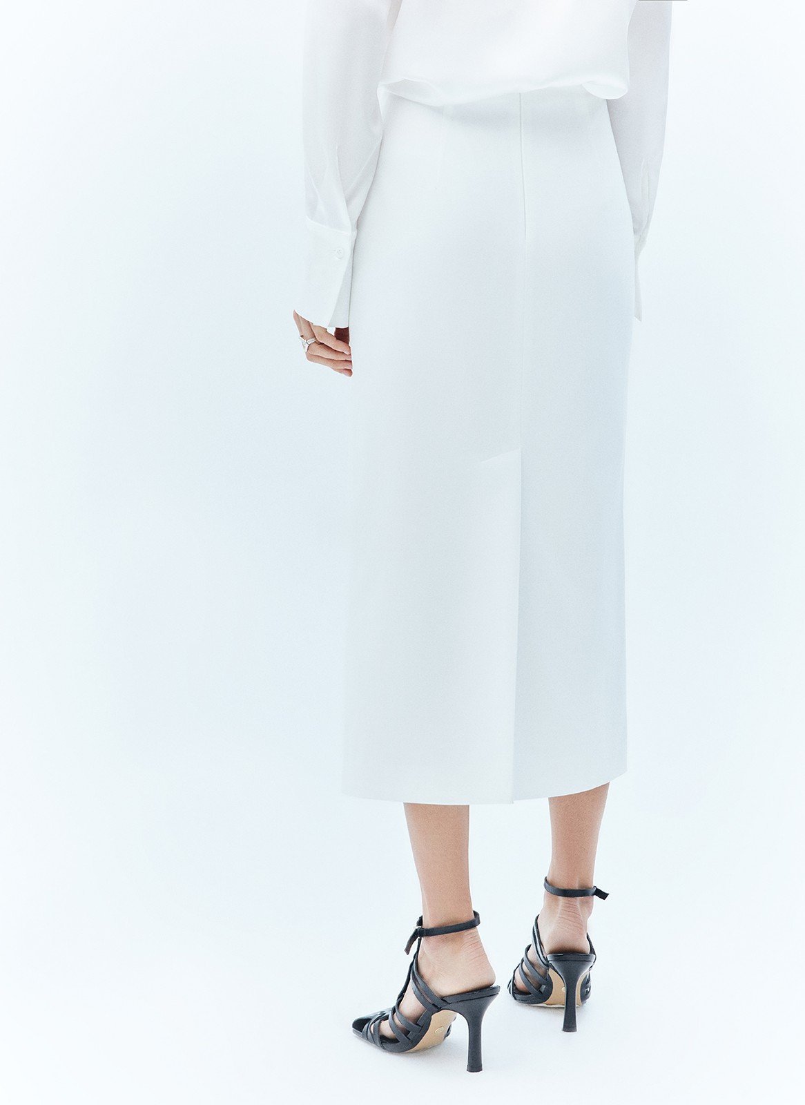 Юбка миди, цвет: молочный Allweneed
Юбка длины миди с посадкой на талии. Модель выполнена из тонкой струящейся ткани, которая в движении напоминает развевающийся на ветру парус. Материал имеет деликатный сатиновый блеск, который добавляет образу элегантности. Скрытая молния не бросается в глаза. Рекомендуем сочетать с жакетами из коллекции и носить с лёгкими топами, воздушными блузами и лонгсливами.