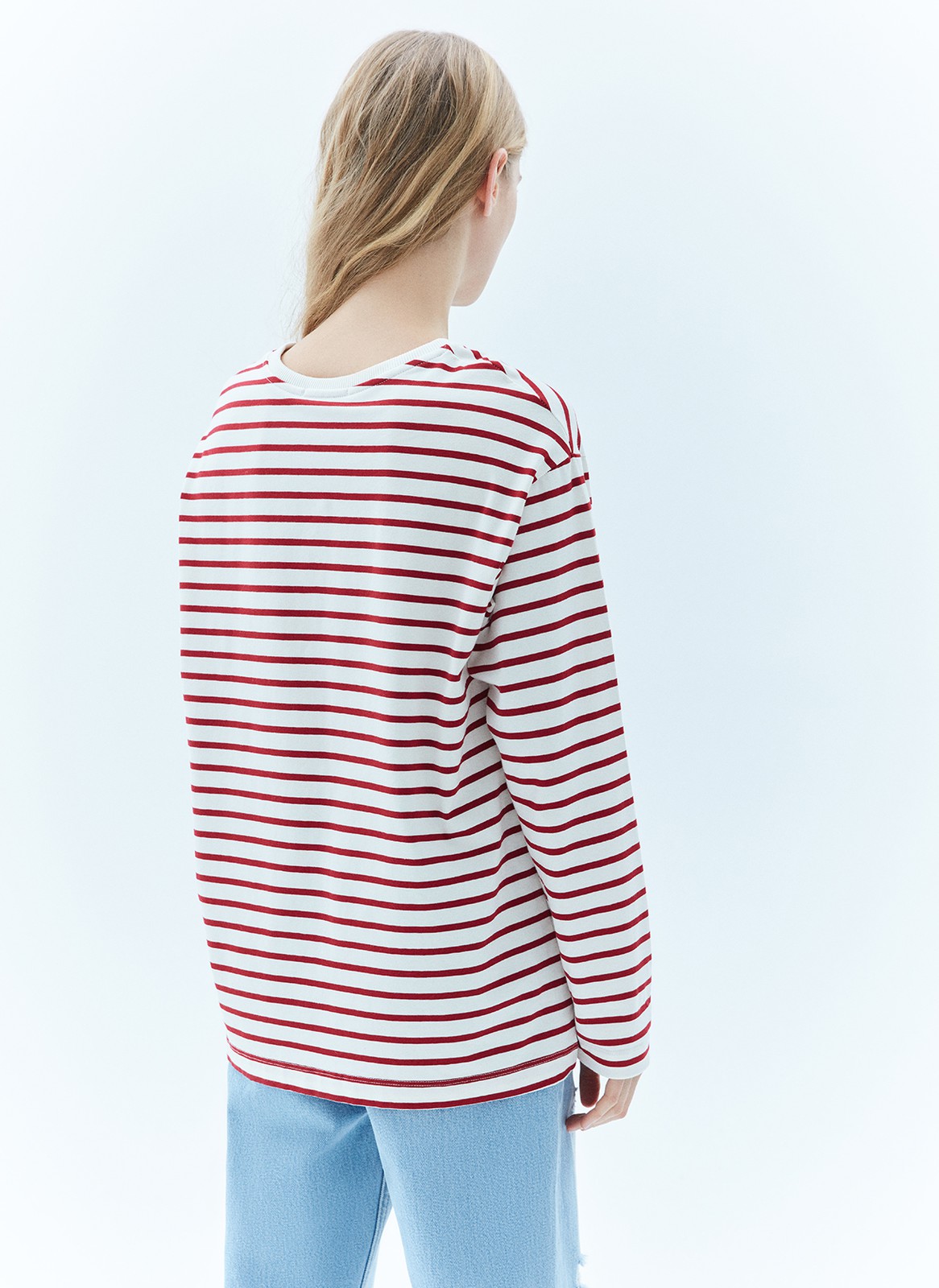 Лонгслив в полоску, цвет: Молочно-красный Allweneed
Лонгслив свободного кроя из мягкого трикотажного полотна. Актуальный удлинённый рукав и спущенная пройма. Благодаря приятной на ощупь ткани и отличному составу в нашей тельняшке вам будет комфортно целый день. Советуем носить модель с джинсами и юбками 24/7.