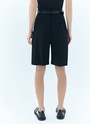 Шорты-бермуды, цвет: Черный Allweneed
Шорты из костюмной ткани с посадкой на талии. Модель имеет удобные скрытые застёжки на крючки и глубокие карманы. Это отличная альтернатива брюкам и юбкам в теплый период года. Мягкий формоустойчивый материал адаптирует эту матросскую деталь гардероба к офисным реалиям современной девушки, но и в расслабленной обстановке будет смотреться уместно. Сочетайте с жакетами из коллекции или носите самостоятельно с боди, лонгсливами и блузами.