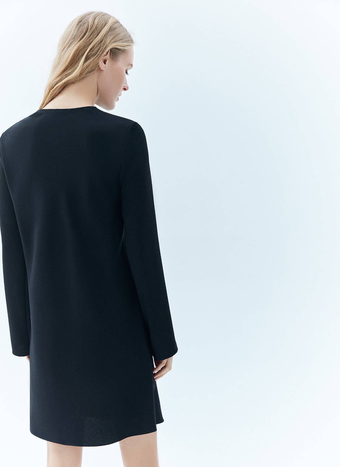 Платье-мини по-косой, цвет: Черный Allweneed
Мини-платье с актуальным кроем по косой. Наши изделия такого кроя становятся бестселлерами, ведь они отлично садятся по фигуре, создавая стройный силуэт. Модель имеет круговую горловину и длинный рукав. Мы переместили скрытую молнию в плечевой шов, чтобы вам было комфортнее. Платье выполнено из лёгкой креповой ткани, чтобы вы могли наслаждаться прогулками тёплым днём.