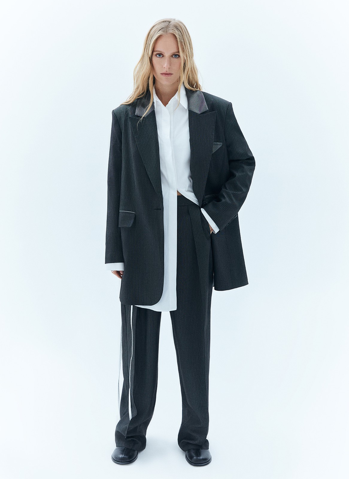 Объемные брюки (trend), цвет: серый Allweneed
Объёмные брюки с посадкой чуть ниже талии. Застёжка на крючок и два глубоких кармана. Такой фасон будет гармонично смотреться на девушках с разной фигурой. Мы выполнили изделие из слегка сияющей костюмной ткани, которая красиво струится. Носите с парным костюмным жакетом или с любимыми лонгсливами, водолазками, топами и блузами.