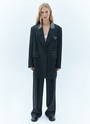 


Однобортный, удлинённый жакет свободного кроя. Благодаря фактуре материала имеет лёгкий деликатный блеск. Тонкая полоска тренд этой весны, идеально вписывающийся в морскую тему нашей коллекции и одновременно отсылающий нас к актуальному сейчас началу 2000-х. Лацканы выполнены из комбинации двух материалов (сияющего и более матового серого), предусмотрены двойные карманы с клапаном и контрастной отделкой, а также застёжка на одну пуговицу в тон. Имеет шлицу на спинке для комфорта, как и все наши жакеты.
Эффектный элемент модели маленький нагрудный кармашек с листочкой.
