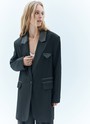 


Однобортный, удлинённый жакет свободного кроя. Благодаря фактуре материала имеет лёгкий деликатный блеск. Тонкая полоска тренд этой весны, идеально вписывающийся в морскую тему нашей коллекции и одновременно отсылающий нас к актуальному сейчас началу 2000-х. Лацканы выполнены из комбинации двух материалов (сияющего и более матового серого), предусмотрены двойные карманы с клапаном и контрастной отделкой, а также застёжка на одну пуговицу в тон. Имеет шлицу на спинке для комфорта, как и все наши жакеты.
Эффектный элемент модели маленький нагрудный кармашек с листочкой.
