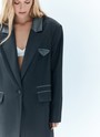 


Однобортный, удлинённый жакет свободного кроя. Благодаря фактуре материала имеет лёгкий деликатный блеск. Тонкая полоска тренд этой весны, идеально вписывающийся в морскую тему нашей коллекции и одновременно отсылающий нас к актуальному сейчас началу 2000-х. Лацканы выполнены из комбинации двух материалов (сияющего и более матового серого), предусмотрены двойные карманы с клапаном и контрастной отделкой, а также застёжка на одну пуговицу в тон. Имеет шлицу на спинке для комфорта, как и все наши жакеты.
Эффектный элемент модели маленький нагрудный кармашек с листочкой.
