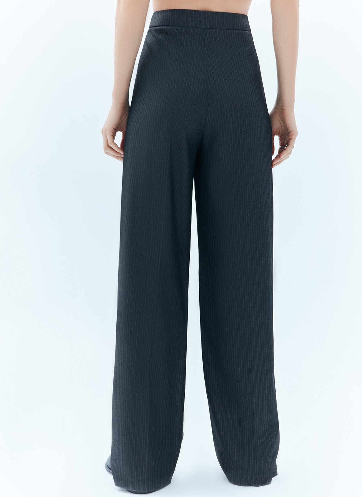 Объемные брюки (trend), цвет: серый Allweneed
Объёмные брюки с посадкой чуть ниже талии. Застёжка на крючок и два глубоких кармана. Такой фасон будет гармонично смотреться на девушках с разной фигурой. Мы выполнили изделие из слегка сияющей костюмной ткани, которая красиво струится. Носите с парным костюмным жакетом или с любимыми лонгсливами, водолазками, топами и блузами.