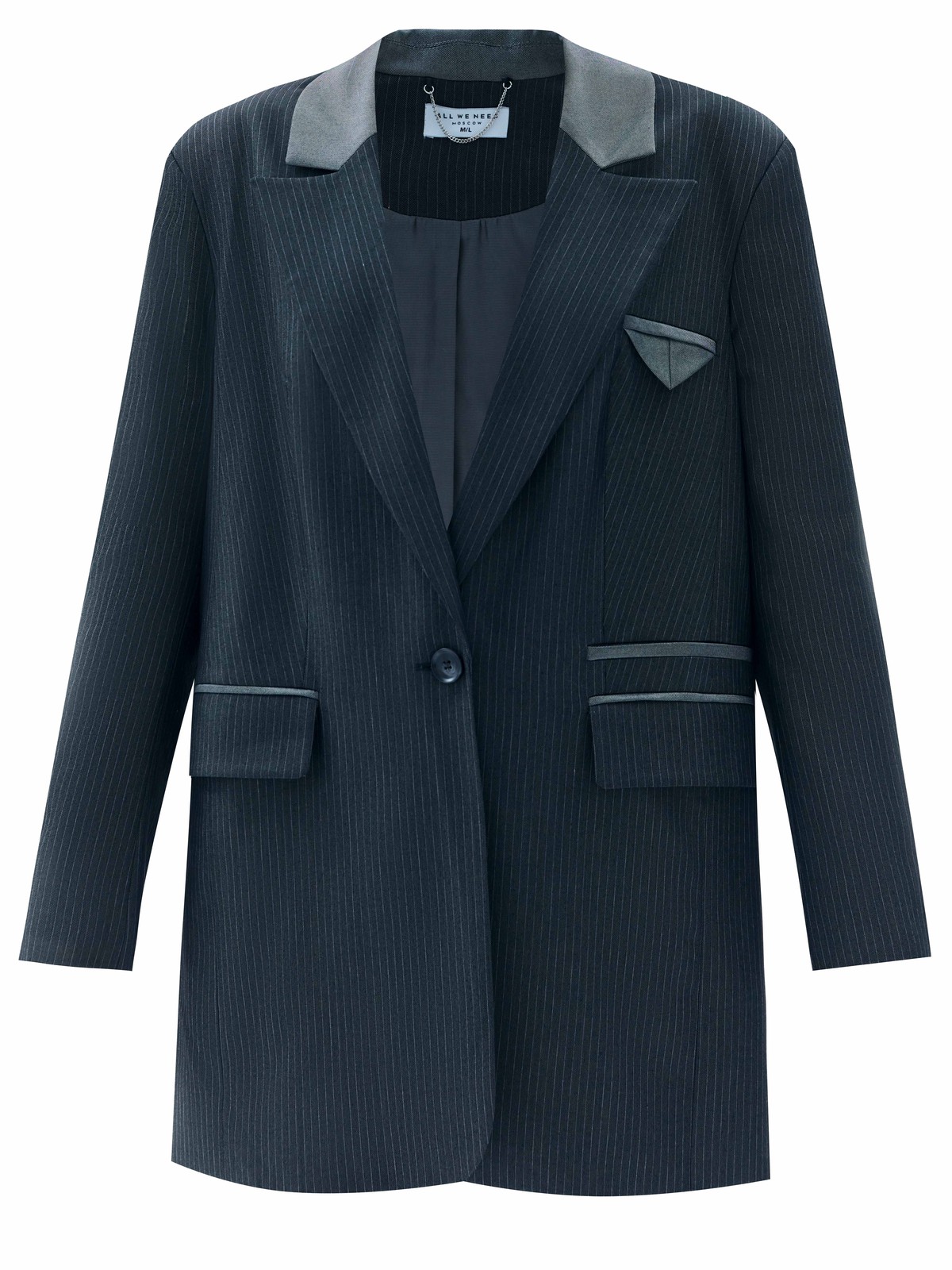 


Однобортный, удлинённый жакет свободного кроя. Благодаря фактуре материала имеет лёгкий деликатный блеск. Тонкая полоска тренд этой весны, идеально вписывающийся в морскую тему нашей коллекции и одновременно отсылающий нас к актуальному сейчас началу 2000-х. Лацканы выполнены из комбинации двух материалов (сияющего и более матового серого), предусмотрены двойные карманы с клапаном и контрастной отделкой, а также застёжка на одну пуговицу в тон. Имеет шлицу на спинке для комфорта, как и все наши жакеты.
Эффектный элемент модели маленький нагрудный кармашек с листочкой.
