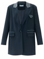 


Однобортный, удлинённый жакет свободного кроя. Благодаря фактуре материала имеет лёгкий деликатный блеск. Тонкая полоска тренд этой весны, идеально вписывающийся в морскую тему нашей коллекции и одновременно отсылающий нас к актуальному сейчас началу 2000-х. Лацканы выполнены из комбинации двух материалов (сияющего и более матового серого), предусмотрены двойные карманы с клапаном и контрастной отделкой, а также застёжка на одну пуговицу в тон. Имеет шлицу на спинке для комфорта, как и все наши жакеты.
Эффектный элемент модели маленький нагрудный кармашек с листочкой.
