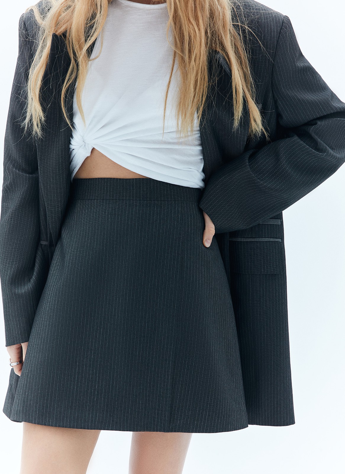 Юбка мини, цвет: серый Allweneed
Юбка длины мини с разрезом. Модель-трапеция с посадкой на линии талии выполнена из ткани в тонкую полоску в продолжение морской тематики коллекции, а контрастный подклад становится эффектным решением, привлекающим внимание к разрезу. Скрытая застёжка на молнию. Мы создали смелую модель, которая отлично сочетается с жакетом из линейки TREND. Вместе они создают актуальные пропорции и визуально удлиняют ноги.