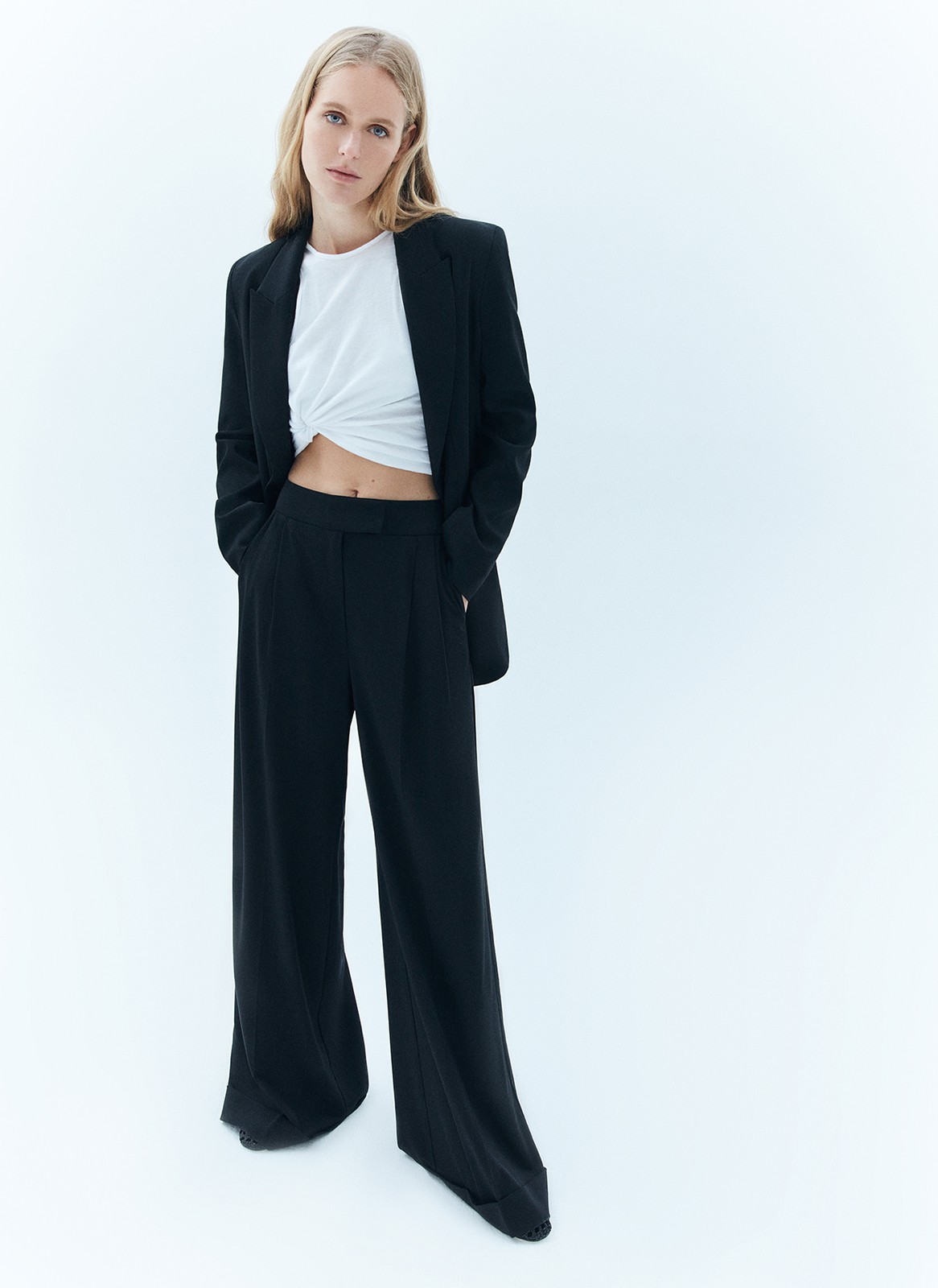 Широкие брюки полной длины с манжетами. Выполнены из мягкой, достаточно тонкой, но формоустойчивой костюмной ткани, благодаря которой будет комфортно весной. Удобная скрытая застёжка на крючки и посадка на уровне талии. Модель удлиняет силуэт. Советуем носить комплектом с жакетом из новой коллекции.
