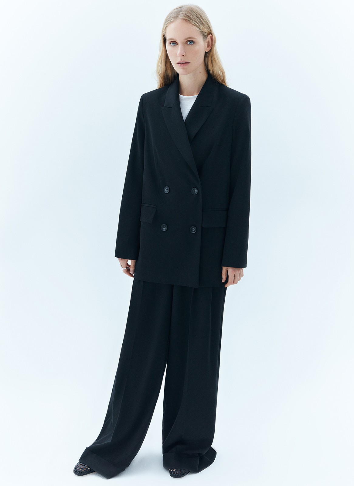 Жакет двубортный oversize, цвет: Черный Allweneed
Адаптируем наш культовый двубортный, слегка удлинённый жакет к новому сезону. Этот его вариант выполнен из мягкой, достаточно тонкой, но формоустойчивой костюмной ткани, идеально подходящей для весны. Мы сохранили классическую линию плеча и воротник с лацканами, крупные пуговицы и карманы с клапаном. Модель, как и все наши жакеты, имеет шлицу на спинке для комфорта. Носите в офис с брюками, а на неформальные встречи с лёгкими платьями, гофрированными юбками и трендовыми джинсами.
Представлен в оттенках нашей апрельской палитры молочном и глубоком синем, отсылающих к темам парусного спорта и морского отдыха.