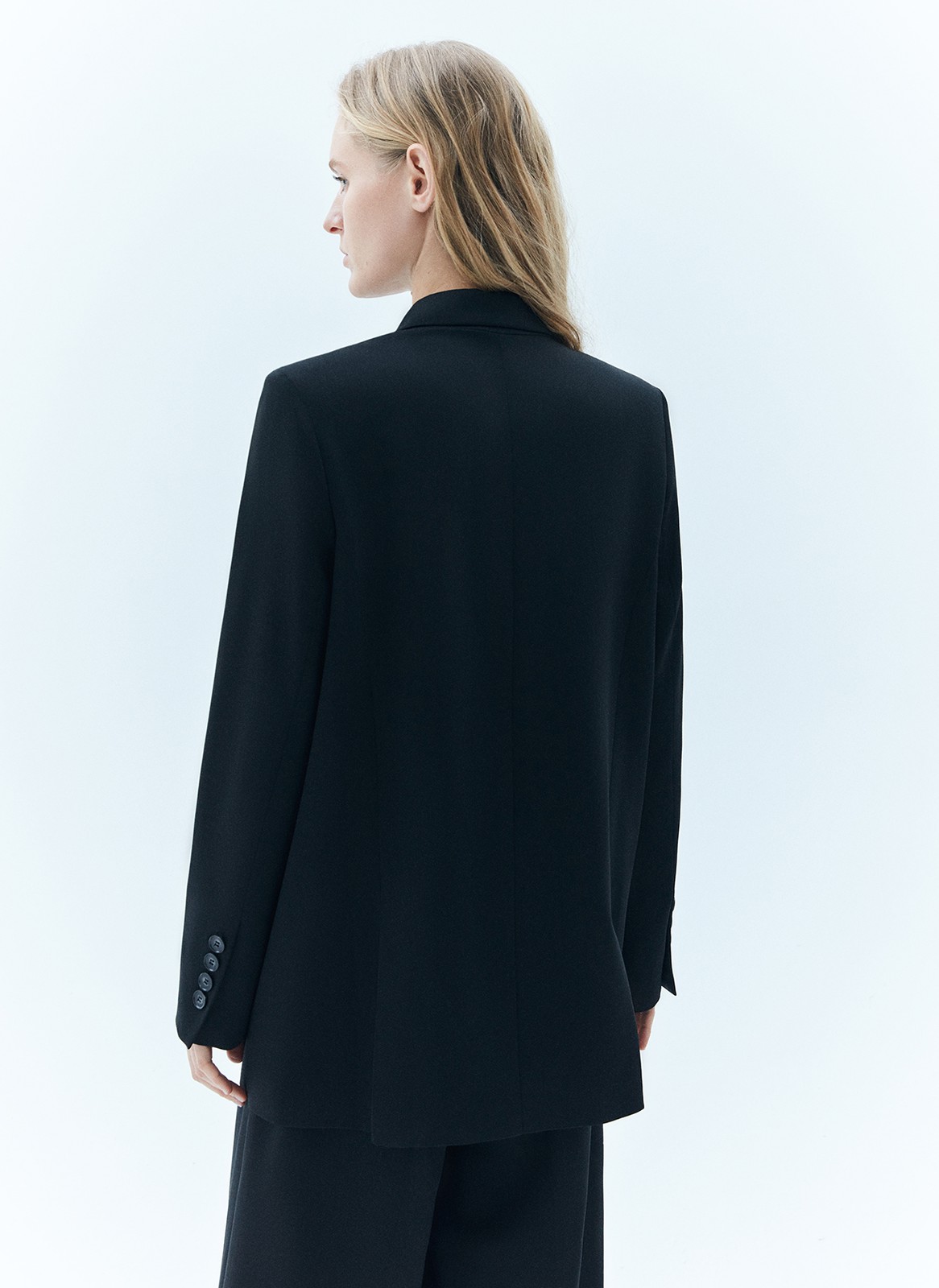 Жакет двубортный oversize, цвет: Черный Allweneed
Адаптируем наш культовый двубортный, слегка удлинённый жакет к новому сезону. Этот его вариант выполнен из мягкой, достаточно тонкой, но формоустойчивой костюмной ткани, идеально подходящей для весны. Мы сохранили классическую линию плеча и воротник с лацканами, крупные пуговицы и карманы с клапаном. Модель, как и все наши жакеты, имеет шлицу на спинке для комфорта. Носите в офис с брюками, а на неформальные встречи с лёгкими платьями, гофрированными юбками и трендовыми джинсами.
Представлен в оттенках нашей апрельской палитры молочном и глубоком синем, отсылающих к темам парусного спорта и морского отдыха.